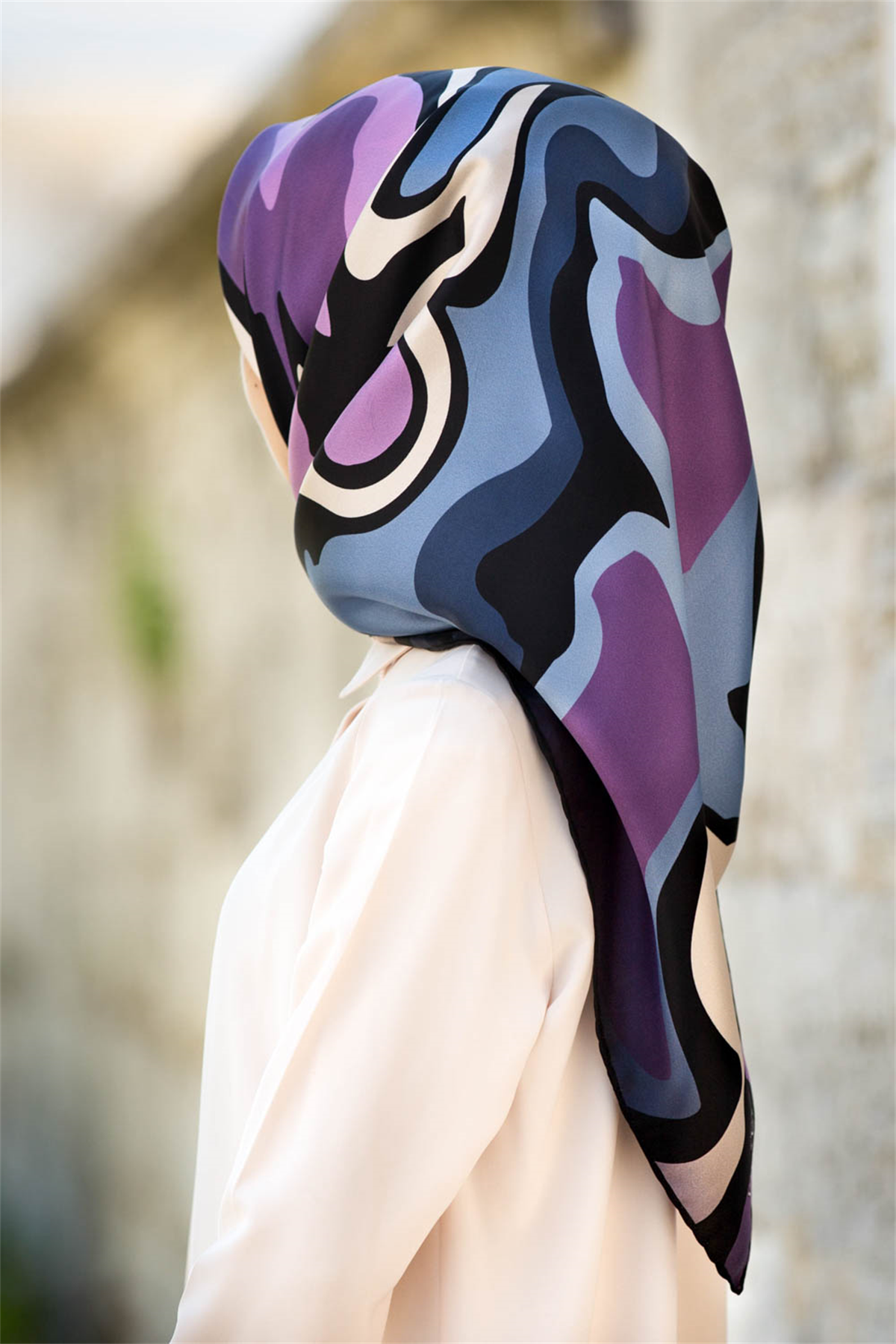 % 57 İPEK % 43 VİSKON Twill İpek Dalga Desenli İndigo - Lila Renkli 90x90 Dikim Şekli : El Dikişi Eşarp