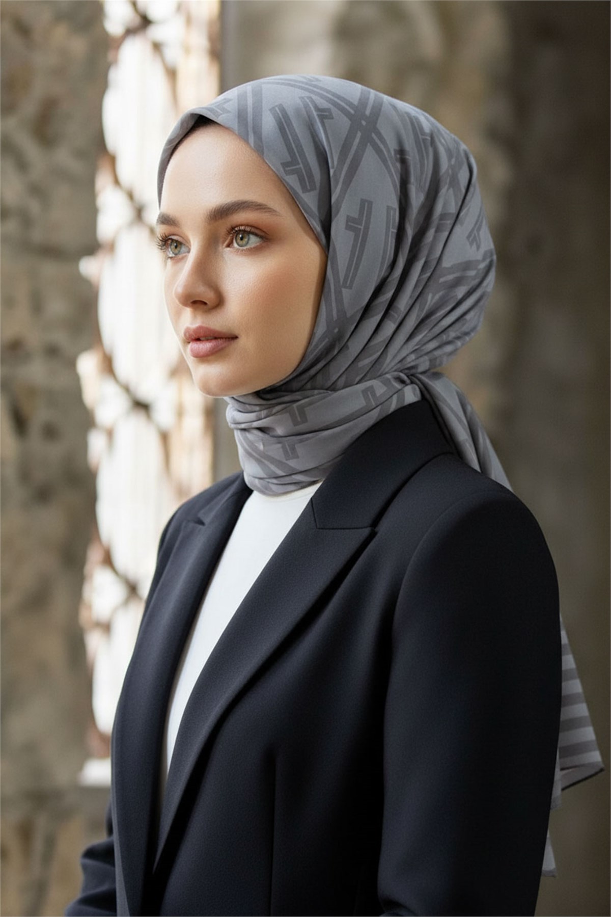 KREP MONOGRAM DESENLİ GRİ RENKLİ 75X195 KIRIŞMAZ ŞAL