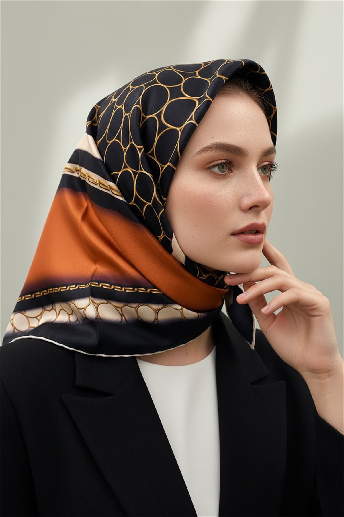 % 57 İPEK % 43 VİSKON Twill İpek Gold Halka Desenli Taba - Siyah Renkli 90x90 Eşarp Dikim Şekli : El Dikişi