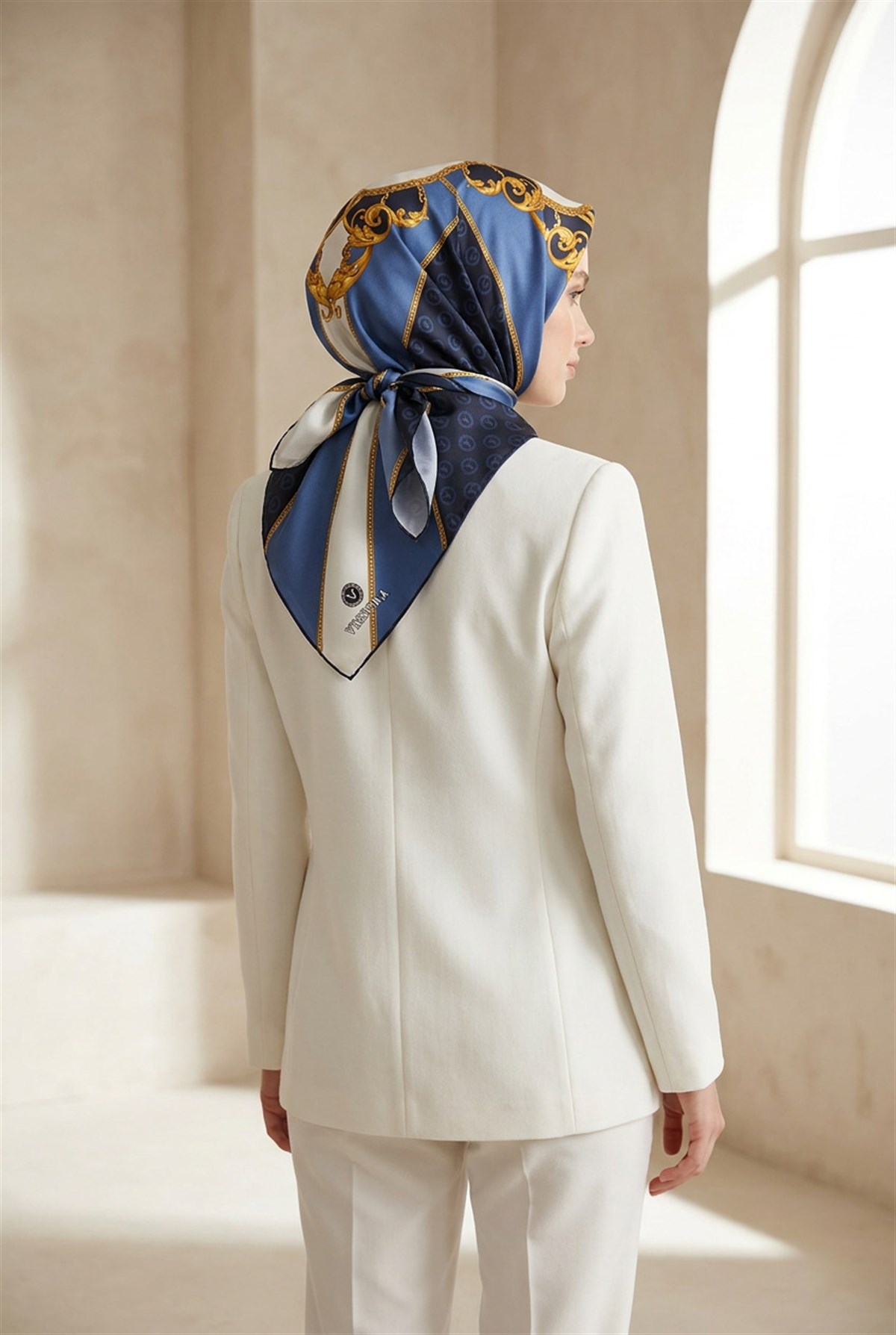 %100 Twill İpek Monogram Ve Barok Desenli Lacivert - İndigo  Renkli 90x90 Eşarp Dikim Şekli : El Dikişi