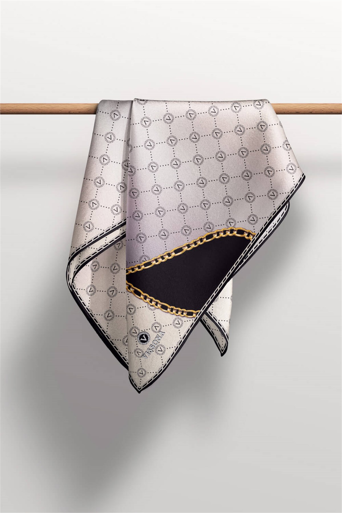 %100 Twill İpek Zincirli Ve Monogram Desenli Krem - Siyah Renkli 90x90 Eşarp Dikim Şekli : El Dikişi