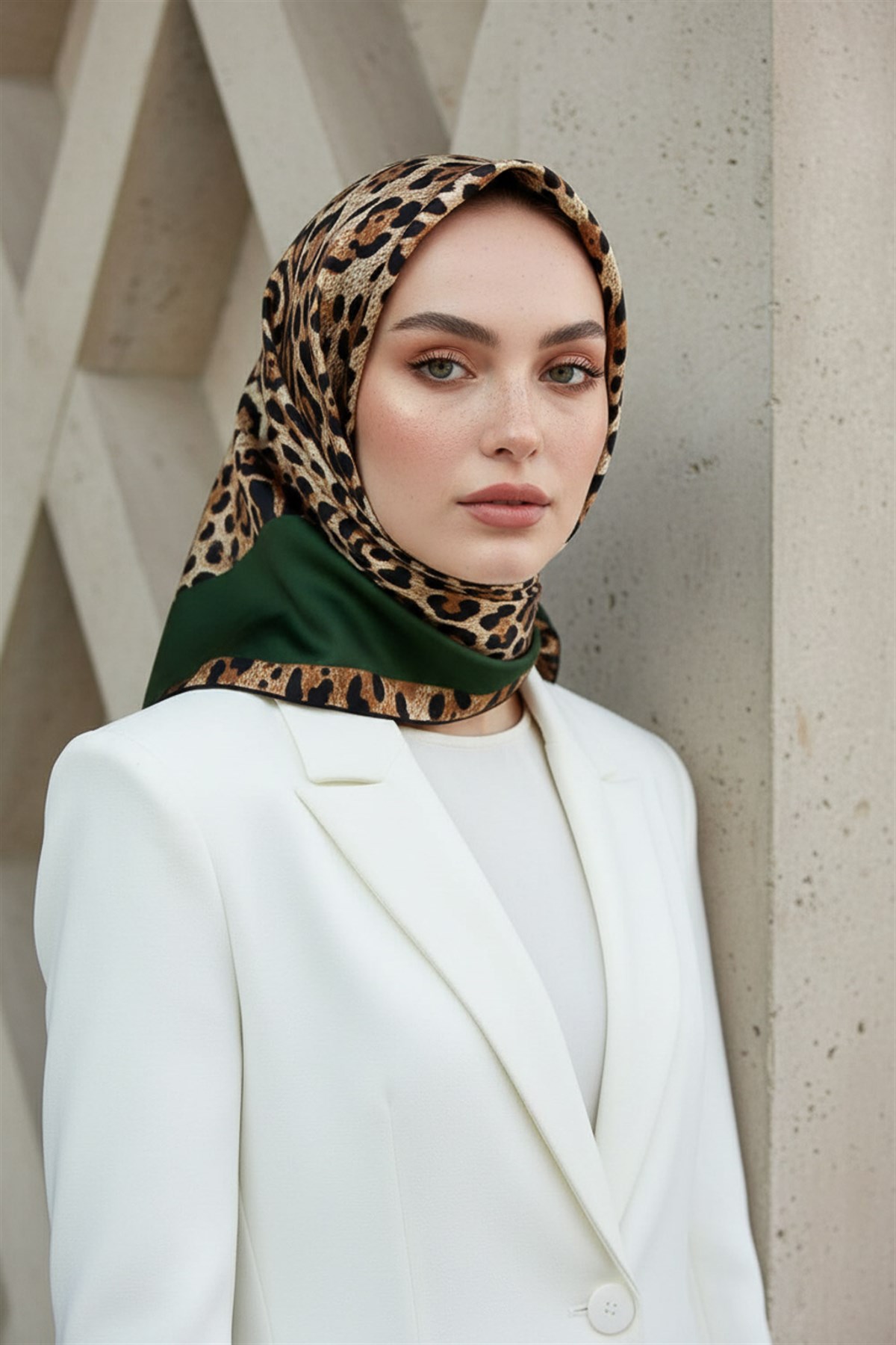 %100 Twill İpek Leopar Desenli Zümrüt Yeşili Renkli 90x90 Eşarp Dikim Şekli : El Dikişi