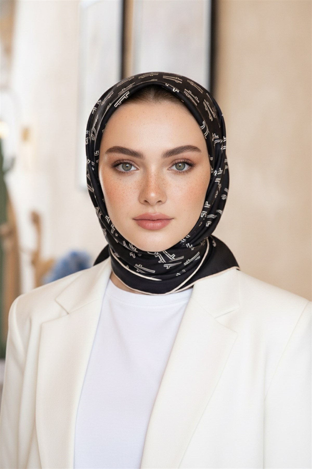 %100 Twill İpek Geometrik Desenli Siyah Renkli 90x90 Eşarp Dikim Şekli : El Dikişi