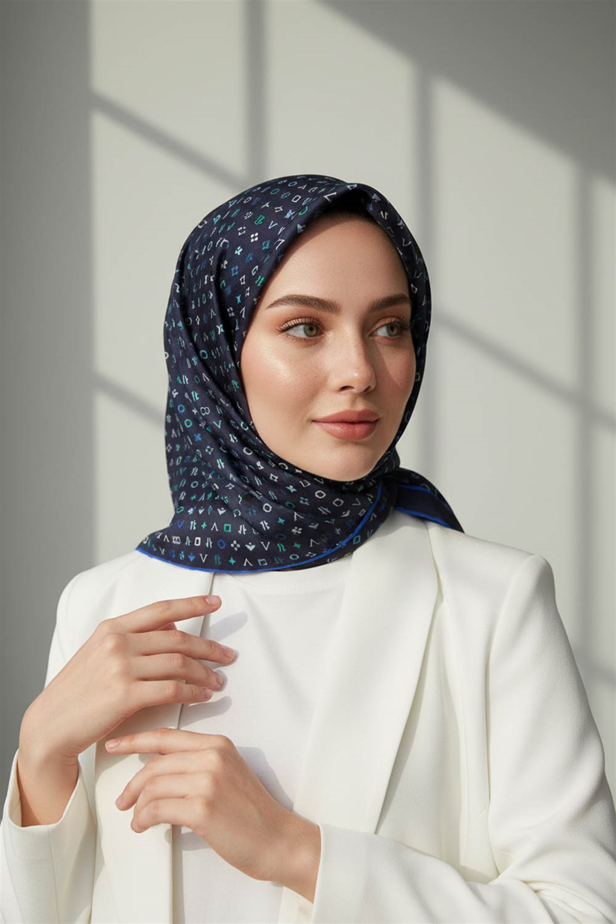 %100 Twill İpek Çıtır Motif Desenli Lacivert - İndigo Renkli 90x90 Eşarp Dikim Şekli : El Dikişi