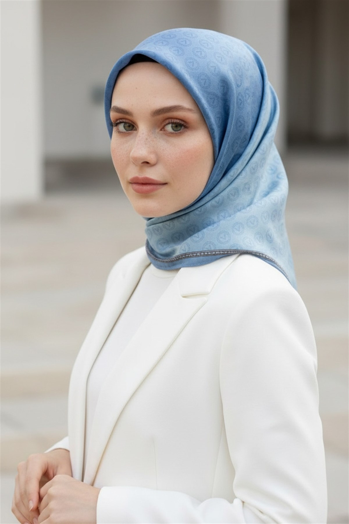 %100 Twill İpek Monogram Desenli Bebe Mavisi Renkli 90x90 Eşarp Dikim Şekli : El Dikişi