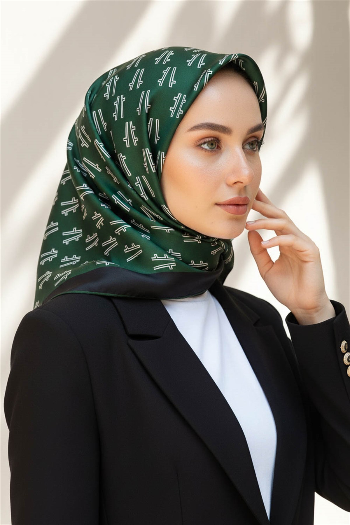 %100 Twill İpek Geometrik Desenli Zümrüt Yeşili Renkli 90x90 Eşarp Dikim Şekli : El Dikişi