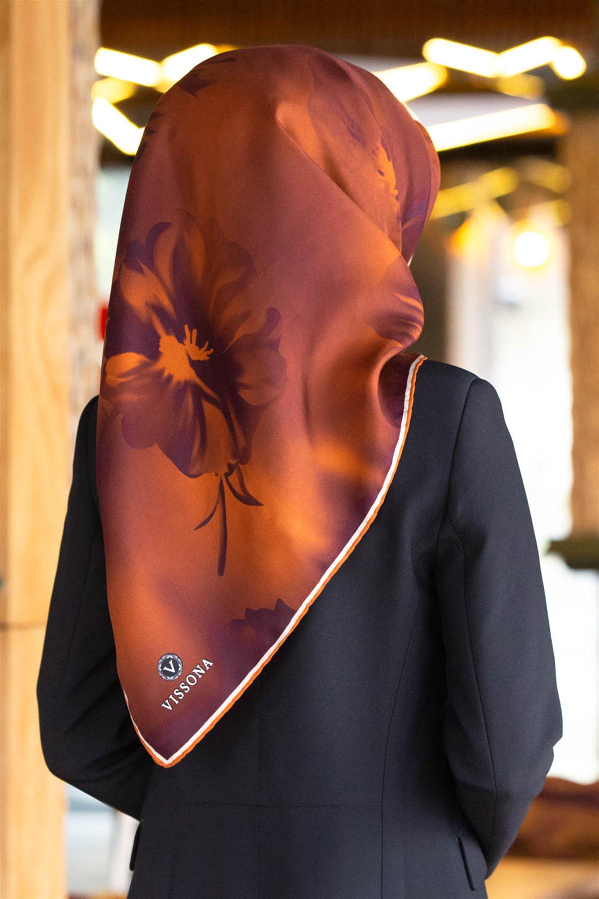 100% Twill İpek Çiçek Desenli Taba Renkli 90x90 Dikim Şekli : El Dikişi Eşarp