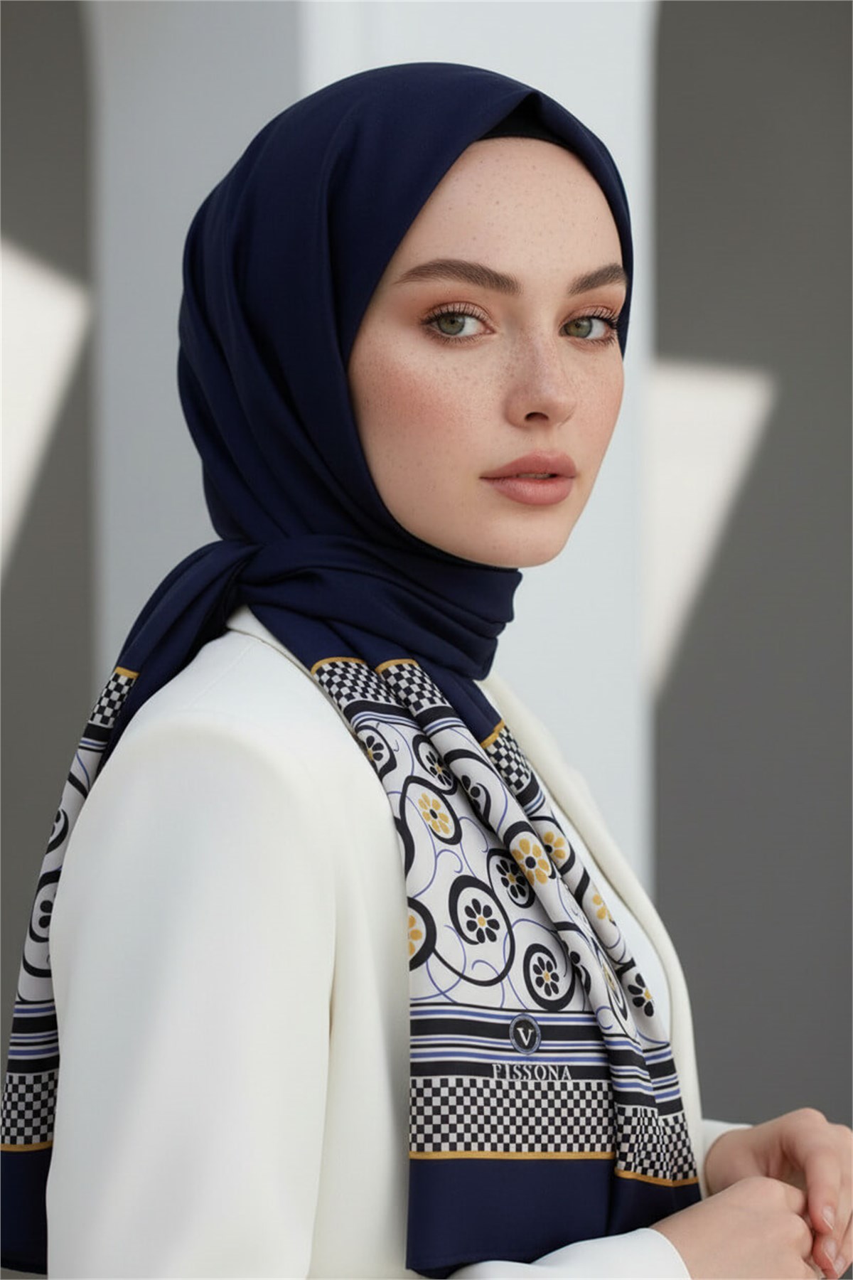 KREP KENAR MOTİFİ ÇİÇEK DESENLİ LACİVERT RENKLİ 75X195 KIRIŞMAZ ŞAL