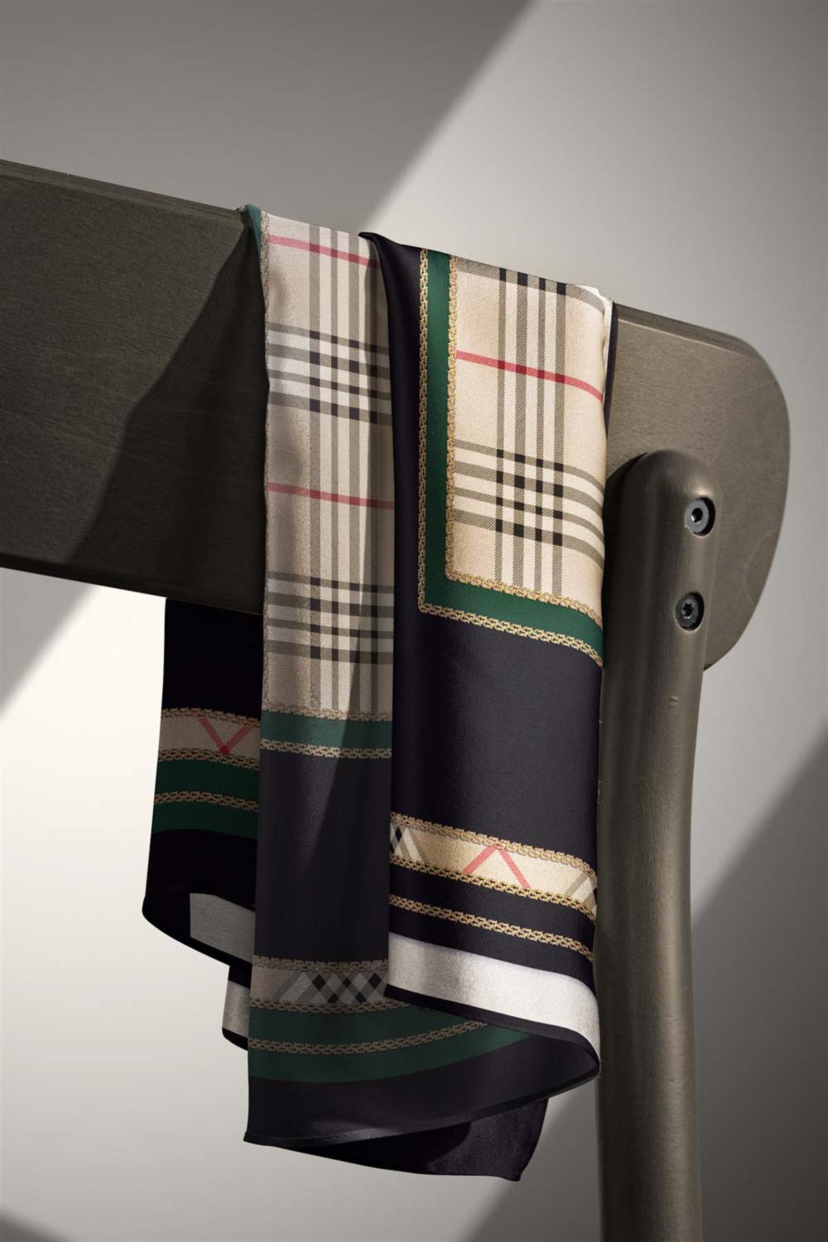 % 57 İPEK % 43 VİSKON Twill İpek Ekose Desenli Zümrüt Yeşili Renkli 90x90 Eşarp Dikim Şekli : El Dikişi