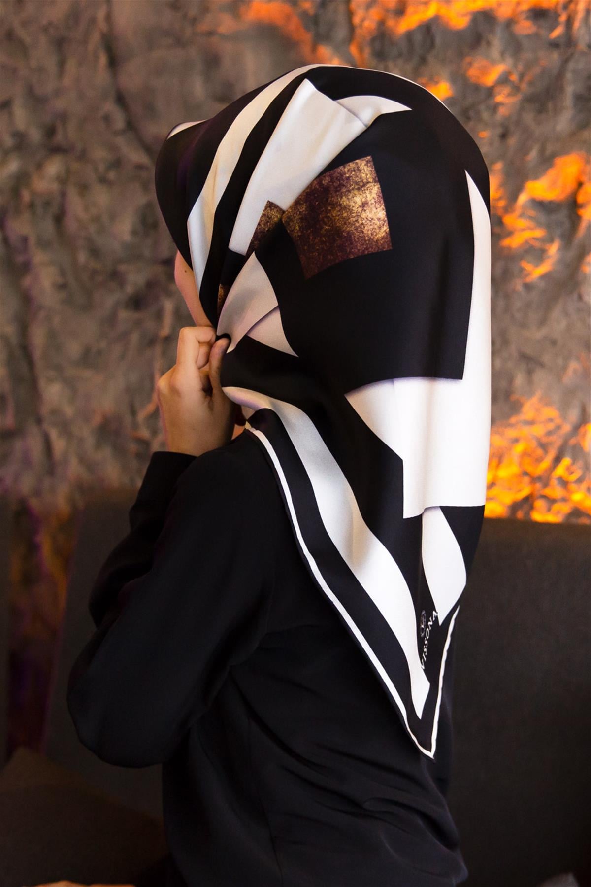 %100 Twill İpek Karo Desenli Siyah - Krem Renkli 90x90 Eşarp Dikim Şekli : El Dikişi