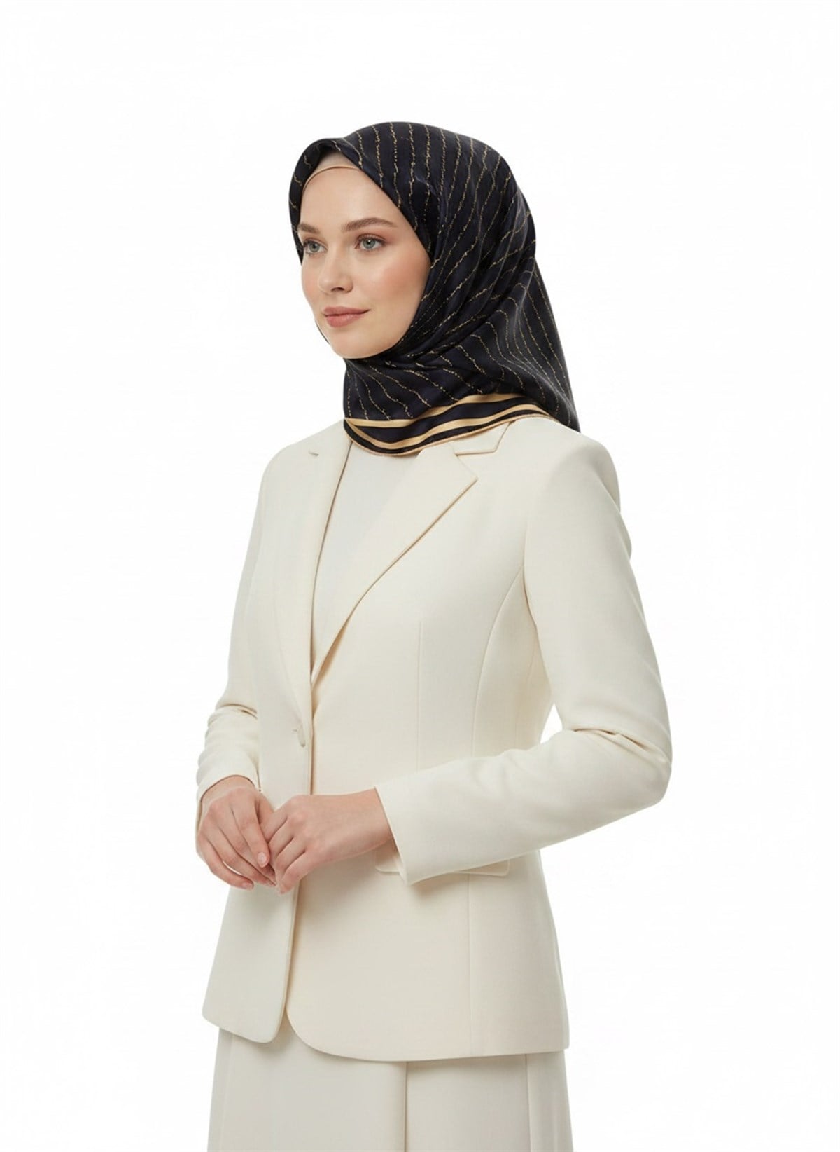 %100 Twill İpek El Yazısı Vissona Desenli Siyah - Gold Renkli Daha Tok Exclusive Serisi 90x90 Eşarp Kenar Dikiş Şekli : El Dikişi