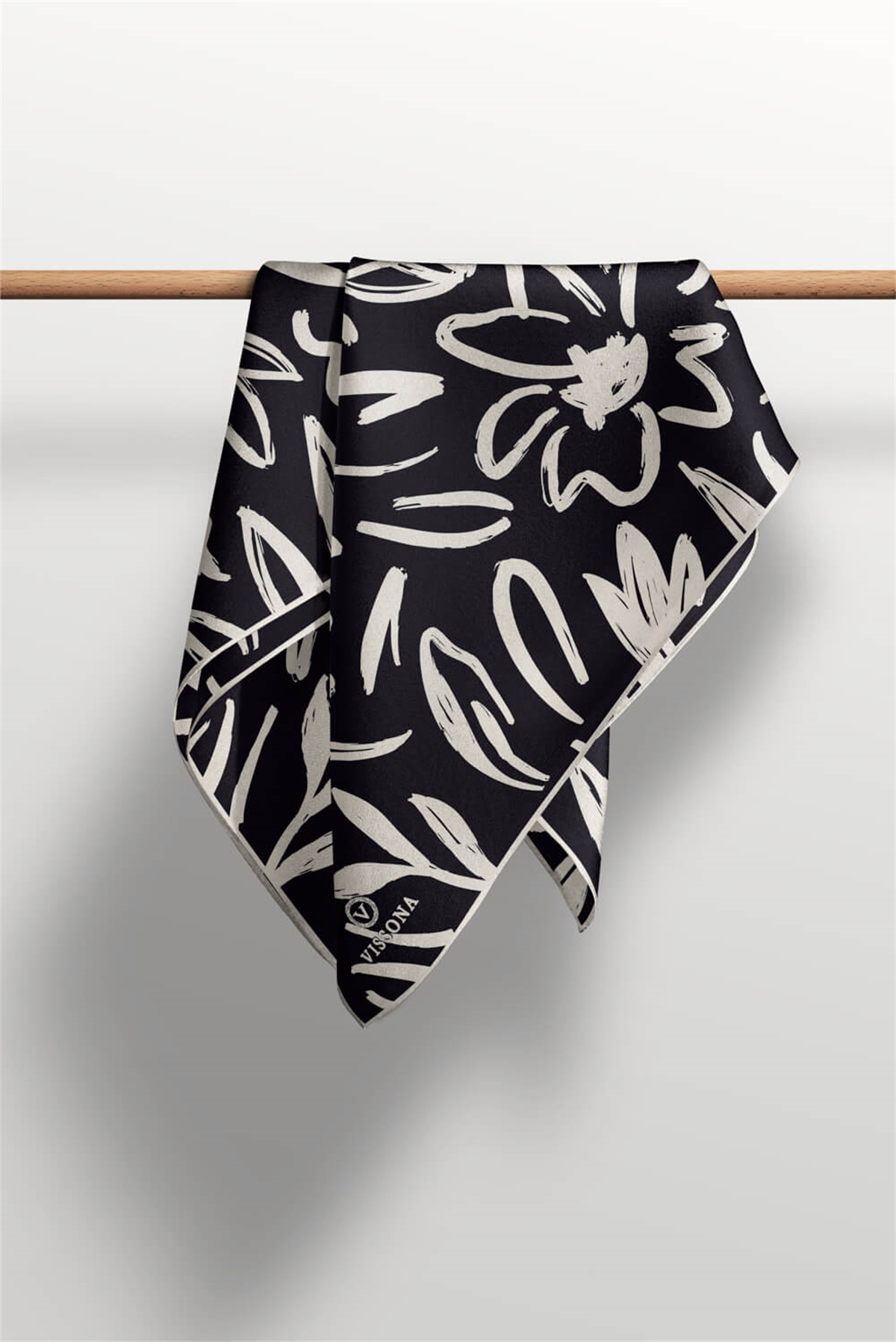 % 57 İPEK % 43 VİSKON Twill İpek Büyük Çiçek Desenli Siyah - Krem Renkli 90x90 Eşarp Dikim Şekli : El Dikişi