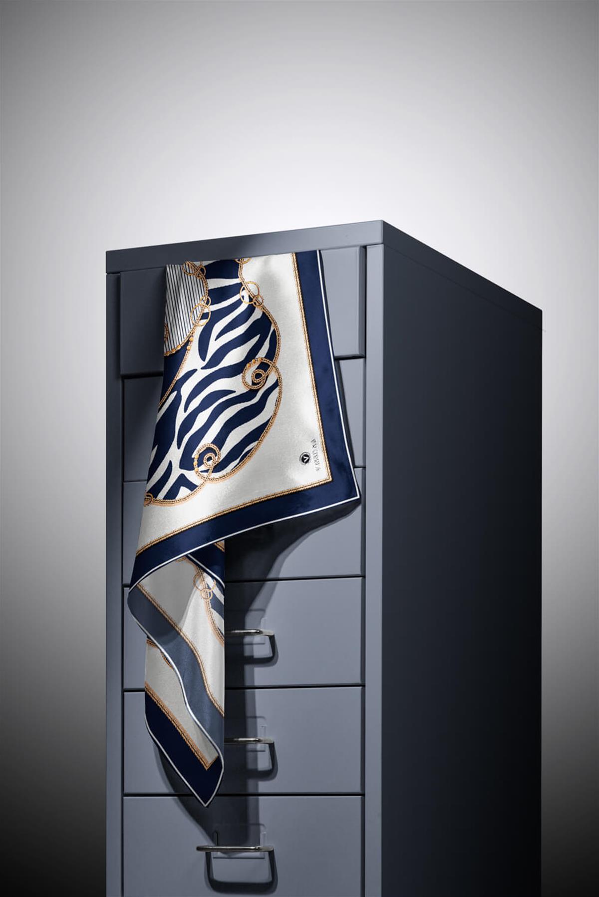 %100 Twill İpek Zincirli Ve Zebra Desenli Lacivert - Krem Renkli 90x90 Eşarp Dikim Şekli : El Dikişi