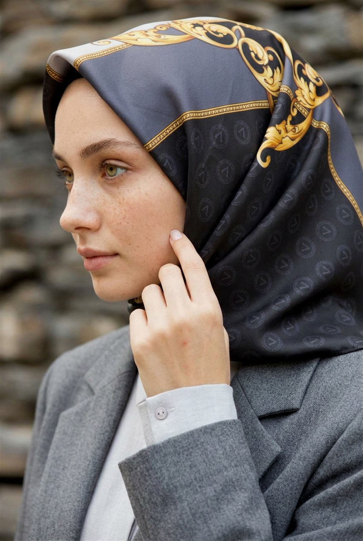 %100 Twill İpek Monogram Ve Barok Desenli Siyah - Gri Renkli 90x90 Eşarp Dikim Şekli : El Dikişi