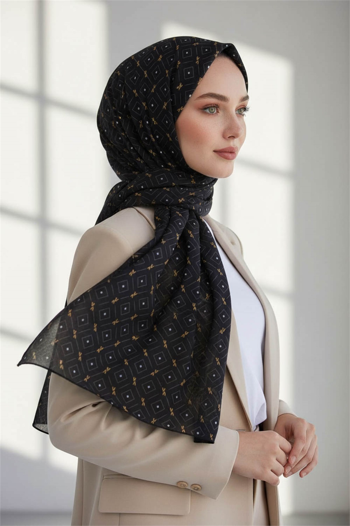 KREP GEOMETRİK DESENLİ SİYAH - GOLD RENKLİ 75X195 KIRIŞMAZ ŞAL