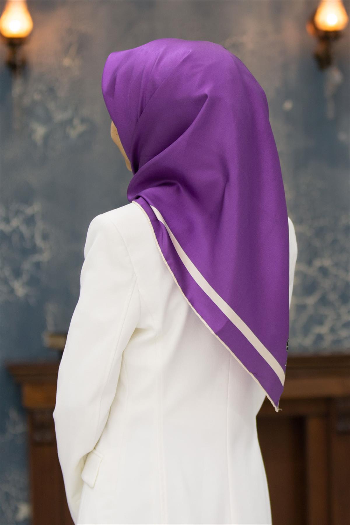 100% Twill İpek Düz Renk Bordür Desenli Mor - Krem Renkli Daha Tok Exclusive Serisi 90x90 Dikim Şekli : El Dikişi Eşarp