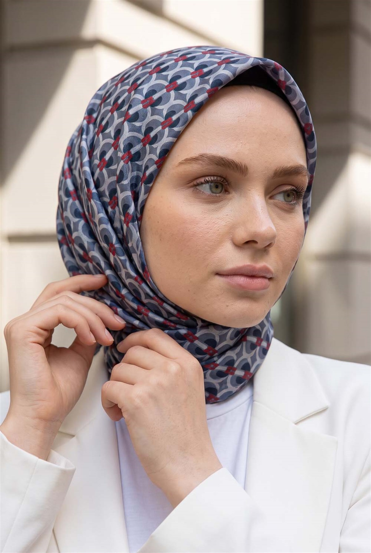 %100 Twill İpek Geometrik Desenli İndigo - Bordo Renkli 90x90 Eşarp Dikim Şekli : El Dikişi