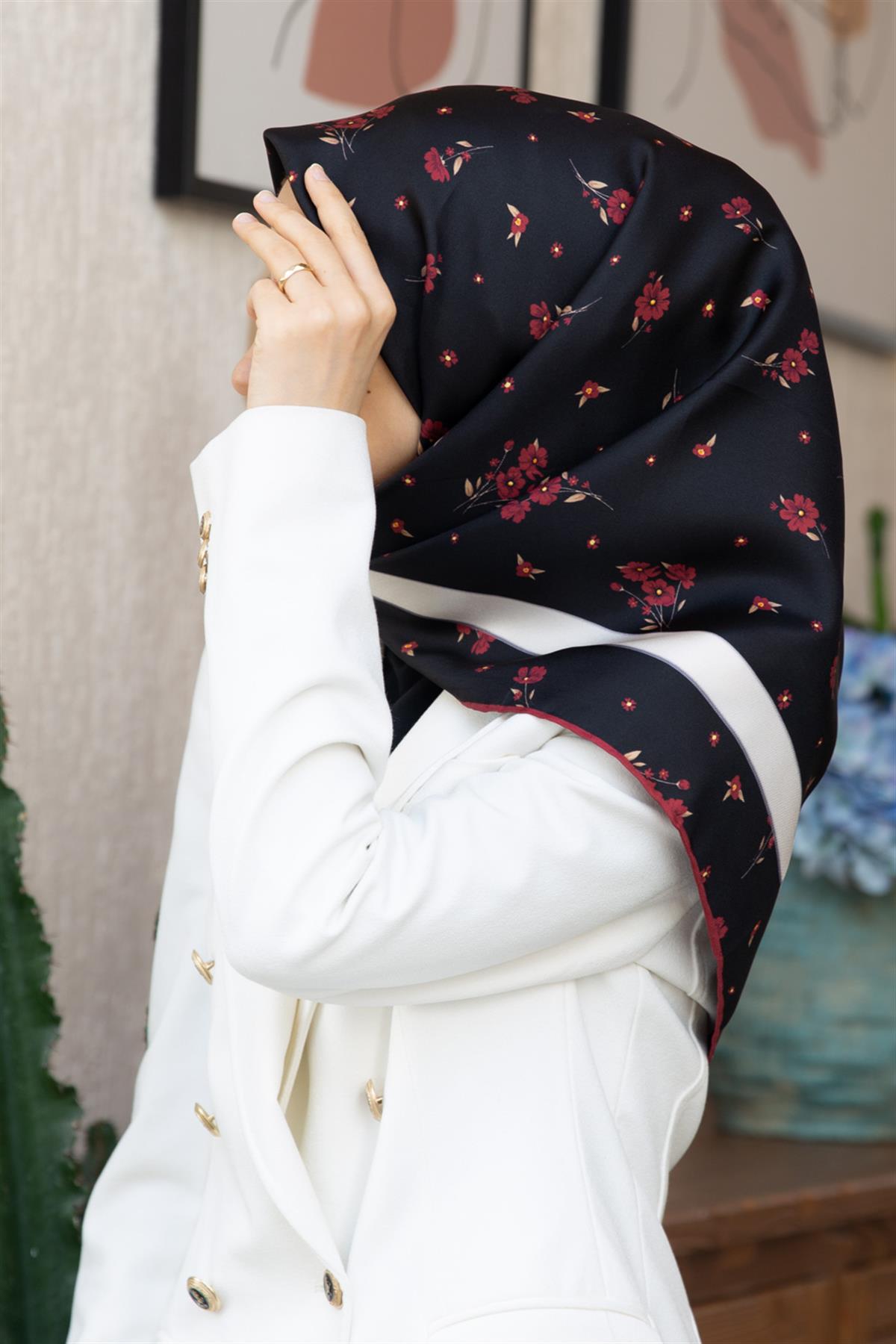 100% Twill İpek Bordürlü Çıtır Çiçek Desenli Siyah - Bordo Renkli 90x90 Dikim Şekli : El Dikişi Eşarp