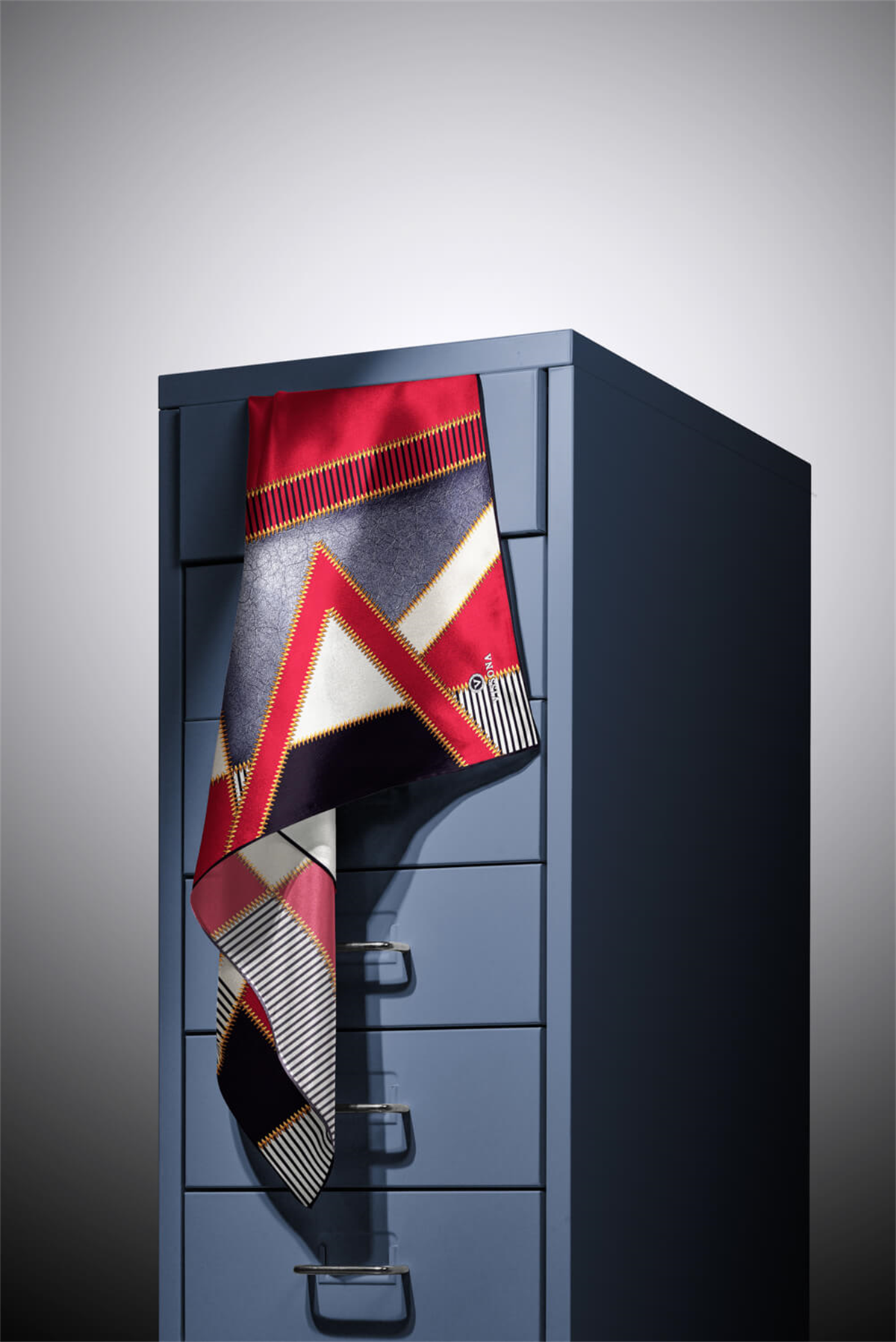 % 57 İPEK % 43 VİSKON Twill İpek Geometrik Desenli Bordo - Siyah Renkli 90x90 Eşarp Dikim Şekli : El Dikişi