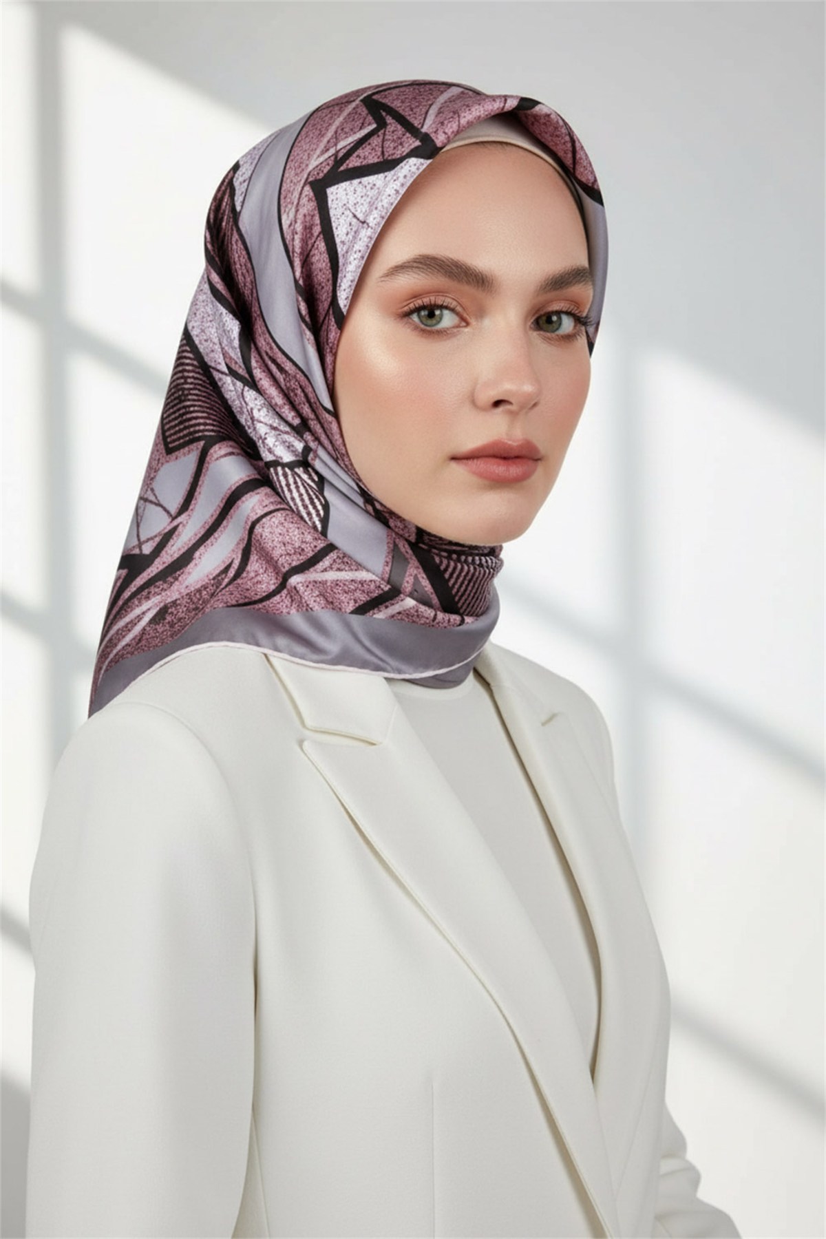 Kristal Geometrik Desenli Gri - Pudra Renkli 90x90 Eşarp (İpek İçermez) Kenar Dikiş Şekli El Dikişli