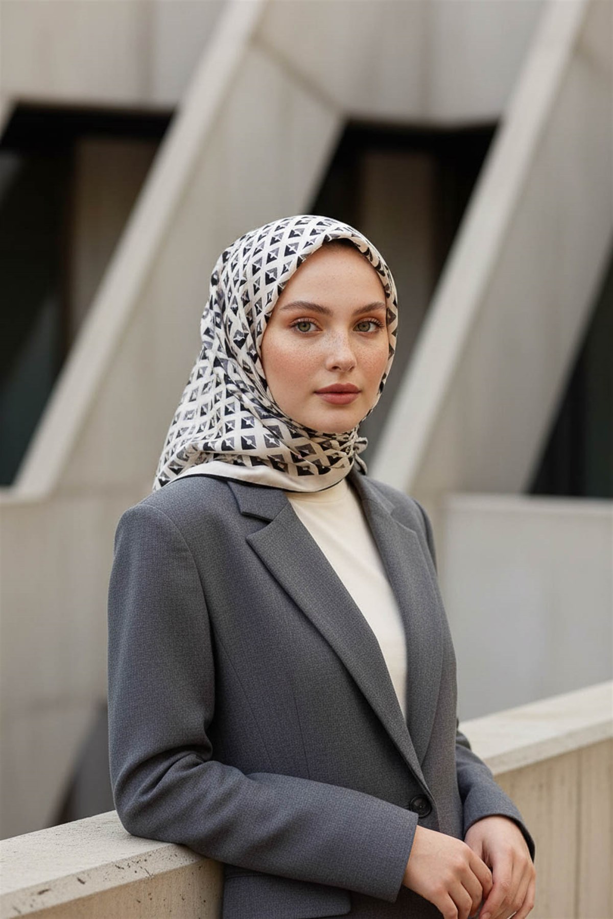 %100 Twill İpek Geometrik Desenli Beyaz - Siyah Renkli 90x90 Eşarp Dikim Şekli : El Dikişi