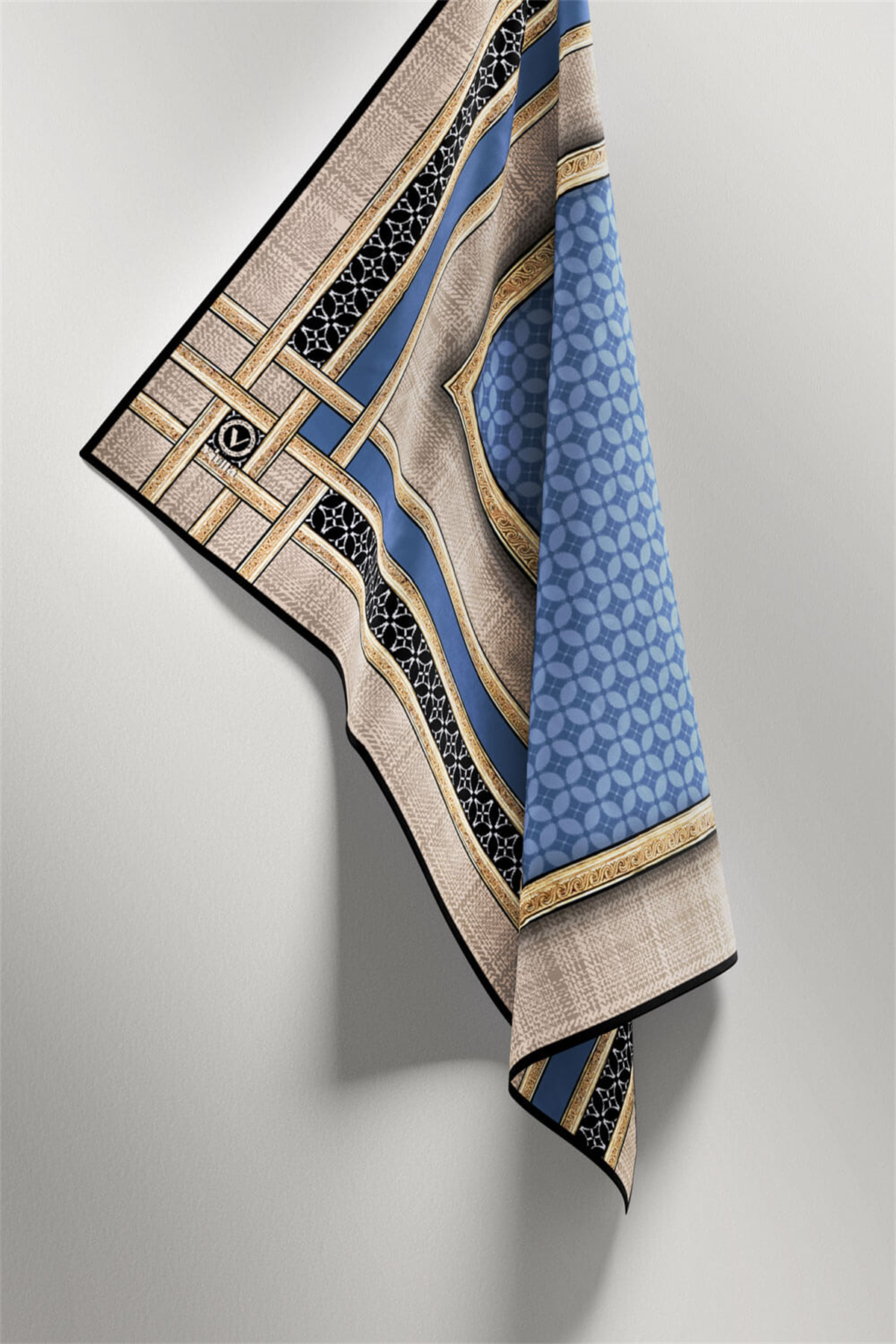 Twill Gold Bordürlü Geometrik Desenli Bebe Mavisi Renkli 90x90 Eşarp (İpek İçermez) Kenar Dikiş Şekli El Dikişli