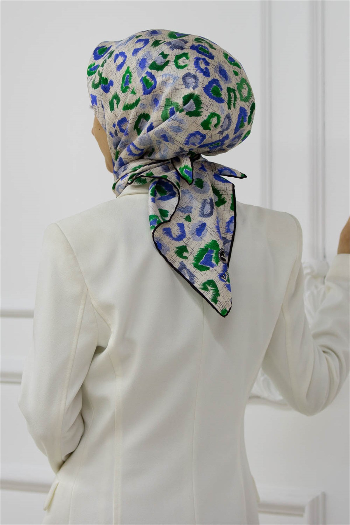 %100 Twill İpek Renkli Leopari Desenli Saks Mavisi - Zümrüt Yeşili Renkli 90x90 Eşarp Kenar Dikiş Şekli El Dikişli