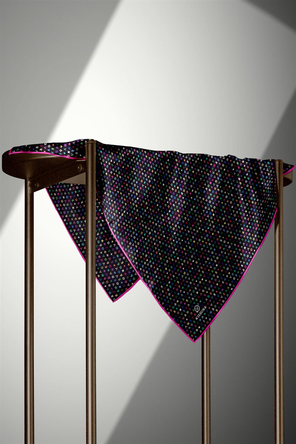 %100 Twill İpek Çıtır Motif Desenli Siyah - Fuşya Renkli 90x90 Eşarp Dikim Şekli : El Dikişi