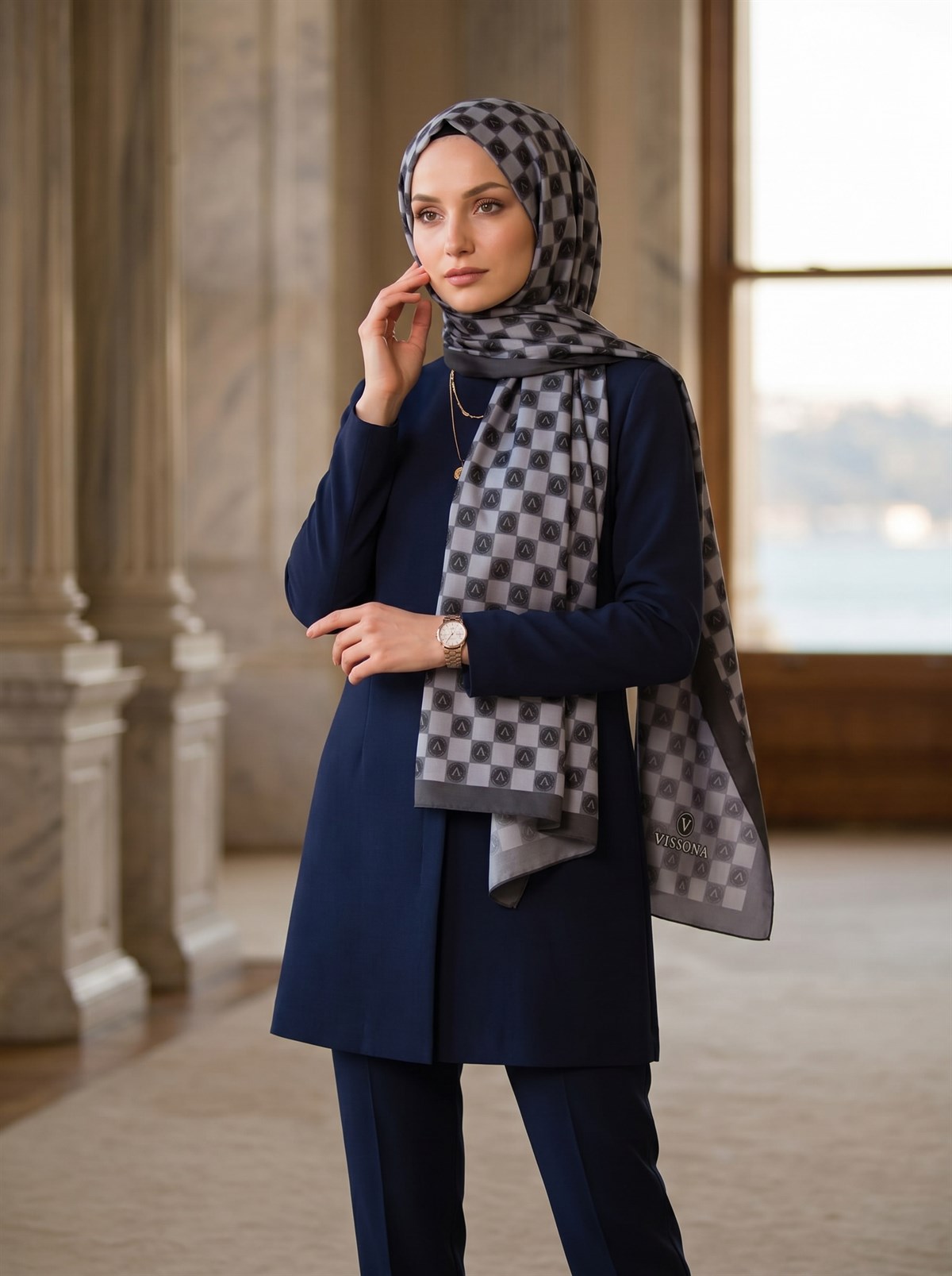 KREP MONOGRAM DESENLİ GRİ RENKLİ 75X195 KIRIŞMAZ ŞAL
