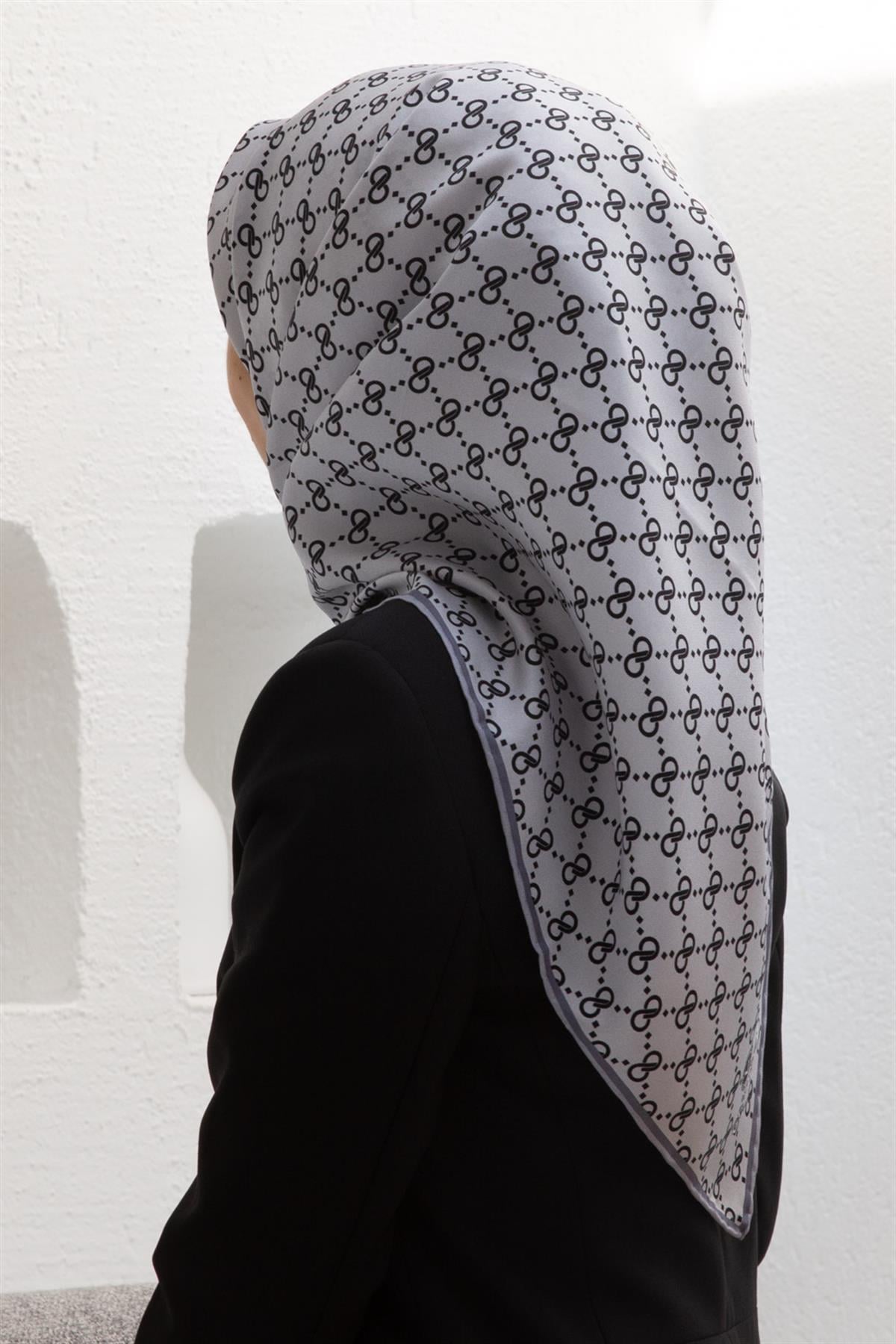 %100 Twill İpek Geometrik Desenli Gri Renkli 90x90 Eşarp Dikim Şekli : El Dikişi