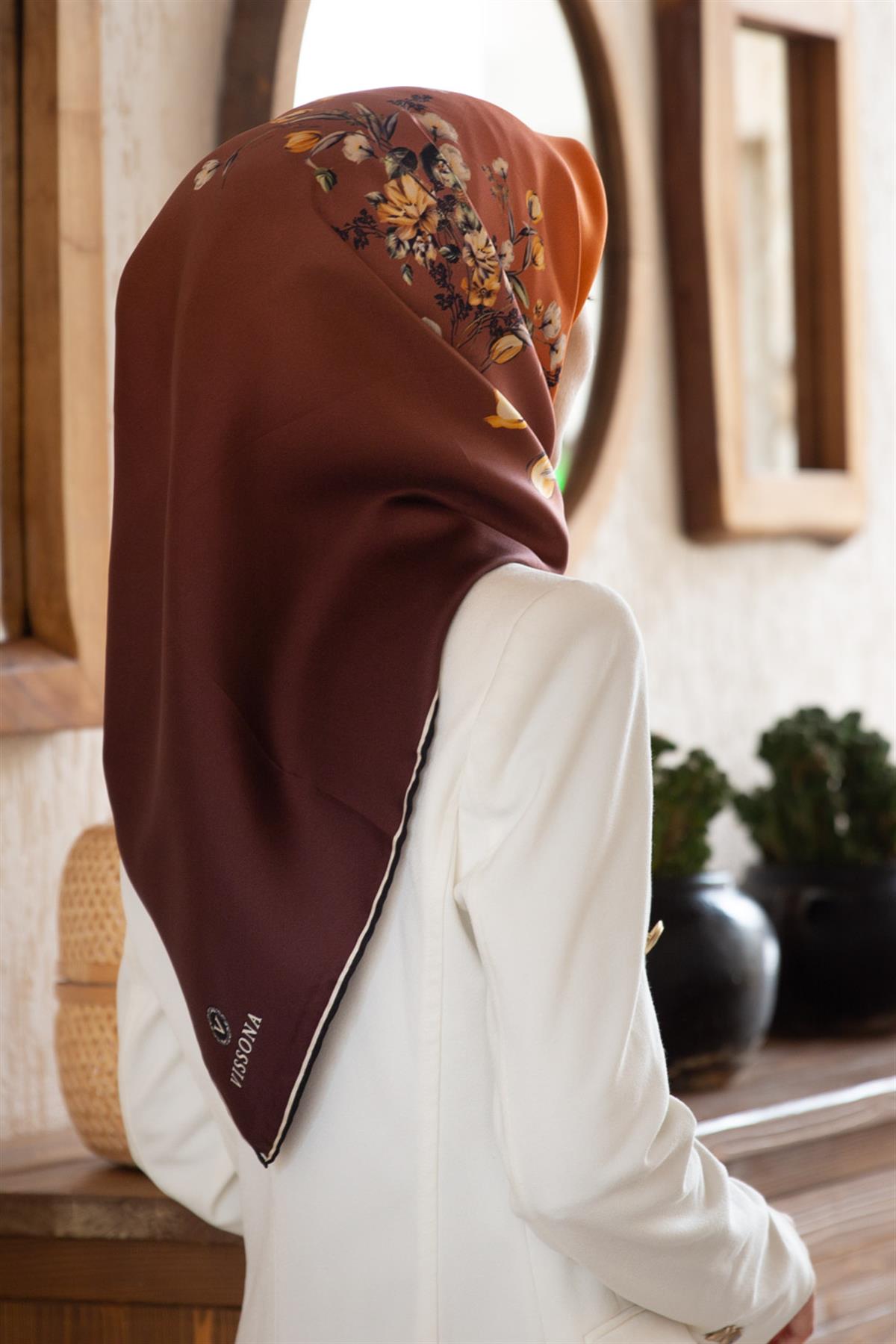 %100 Twill İpek Sonsuz Çiçek Desenli Taba Renkli 90x90 Eşarp Dikim Şekli : El Dikişi