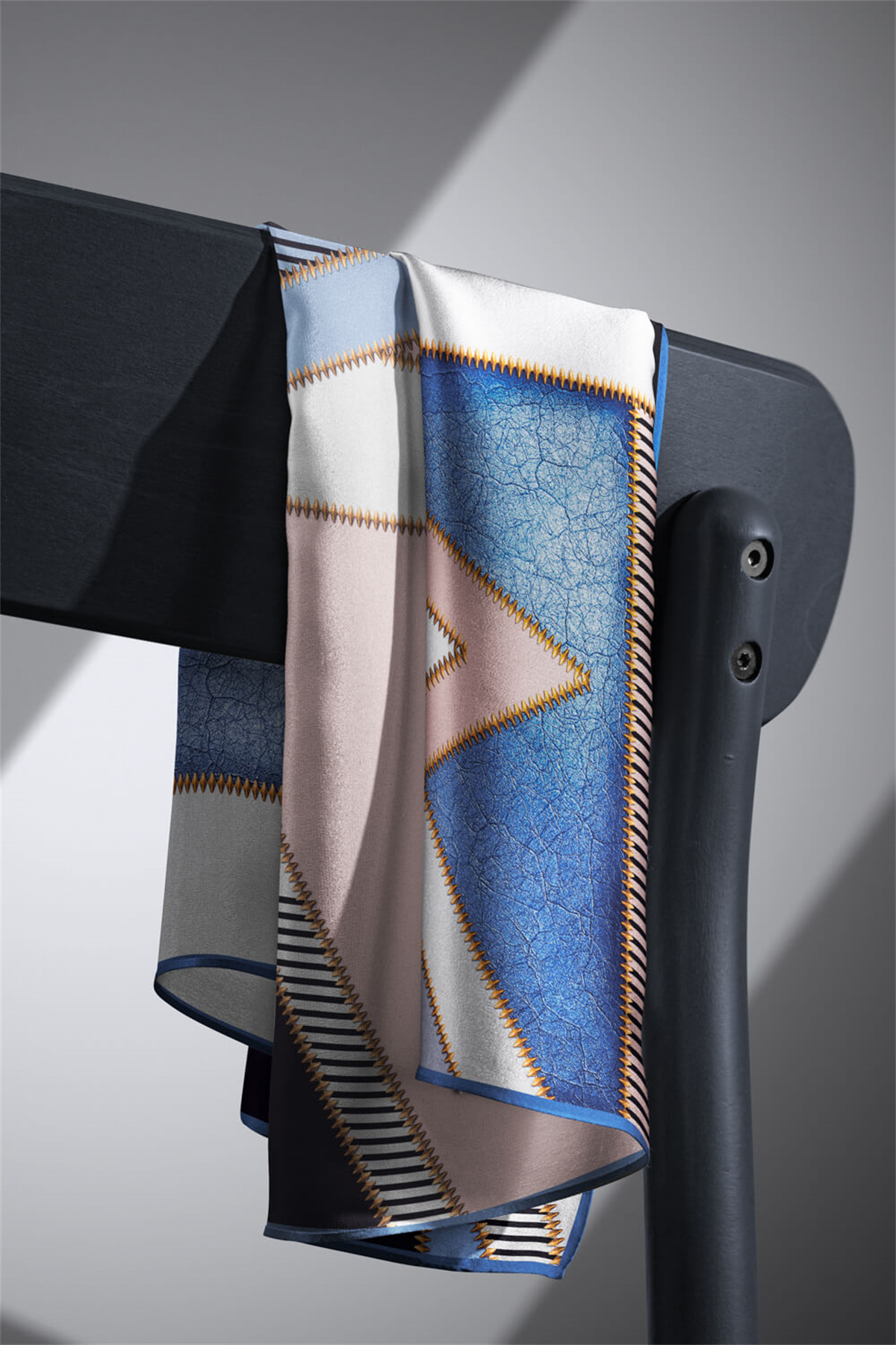 % 57 İPEK % 43 İPEK Twill İpek Geometrik Desenli Bebe Mavisi - Siyah Renkli 90x90 Eşarp Dikim Şekli : El Dikişi