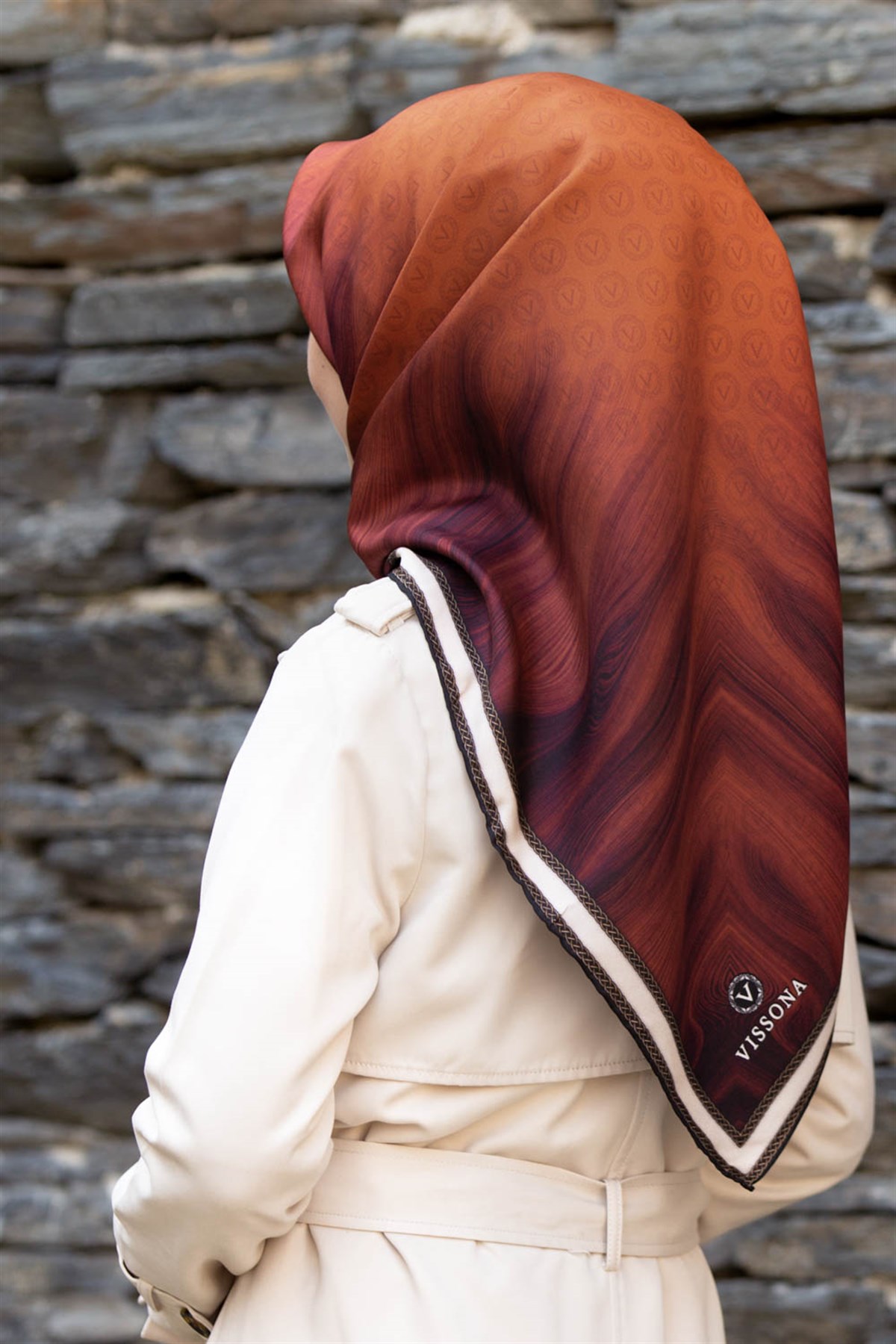 100% Twill İpek Monogram Desenli Taba Renkli 90x90 Dikim Şekli : El Dikişi Eşarp