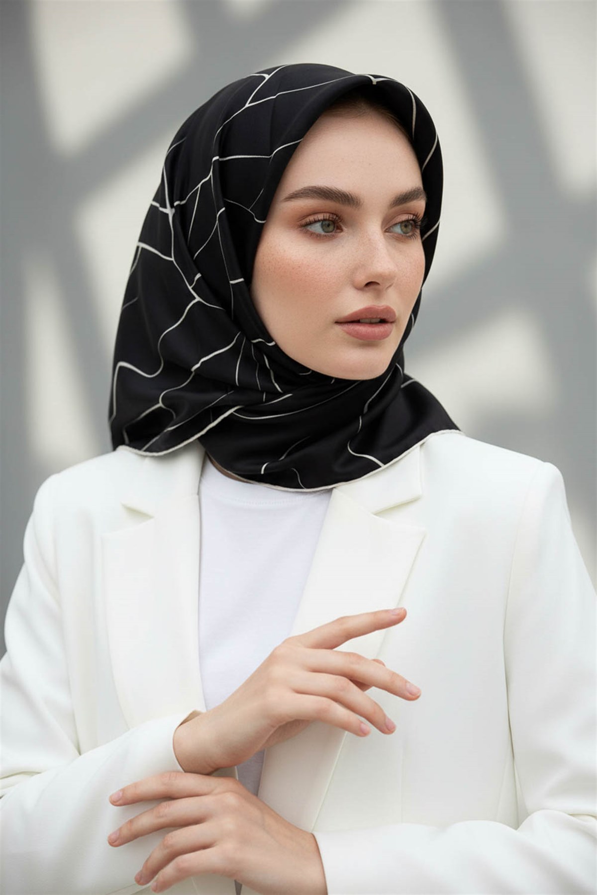 %100 Twill İpek Çizgi Desenli Siyah Krem Renkli 90x90 Eşarp Dikim Şekli : El Dikişi