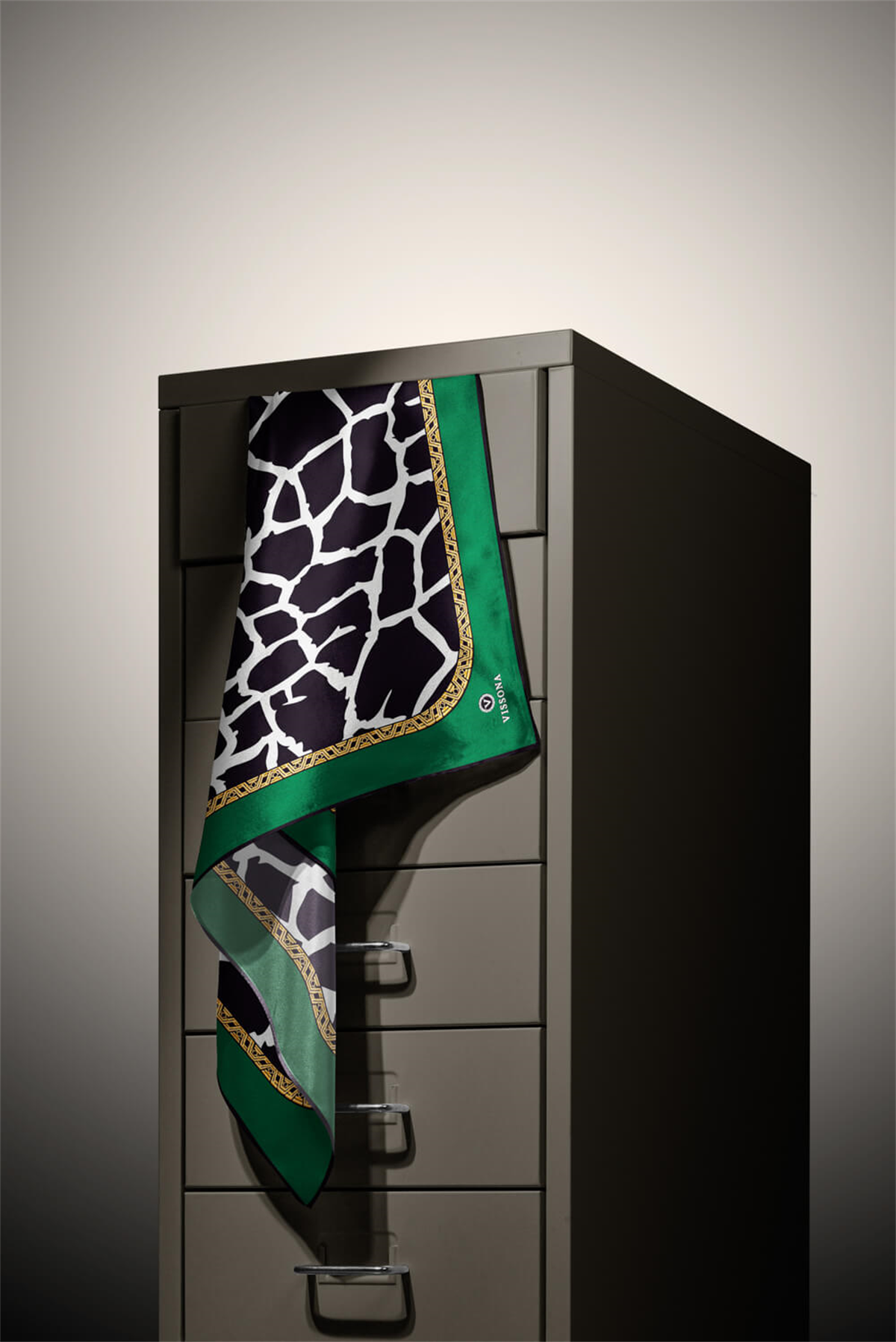 %100 Twill Taş Desenli Siyah - Zümrüt Yeşilli Renkli 90x90 Eşarp Dikim Şekli: El Dikişi