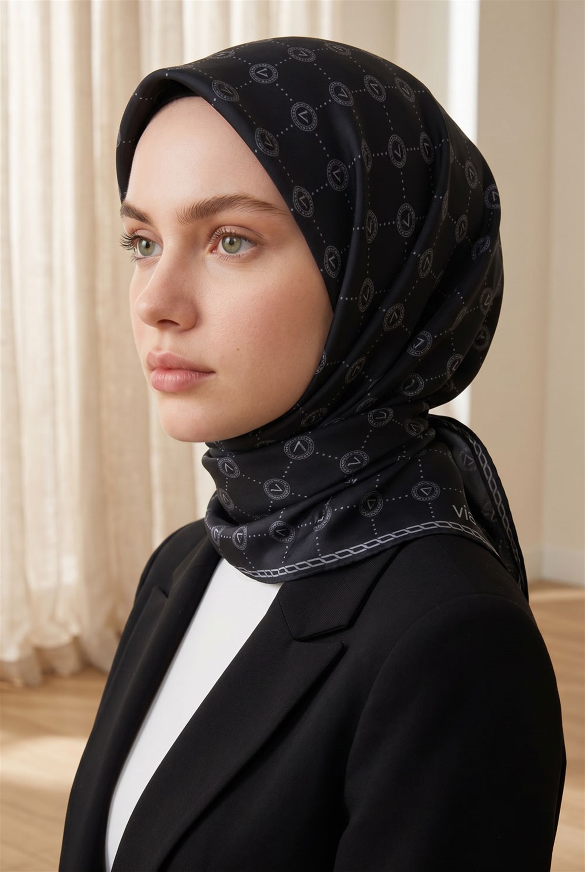 %100 Twill İpek Monogram Desenli Siyah - Gri Renkli 90x90 Eşarp Dikim Şekli : El Dikişi