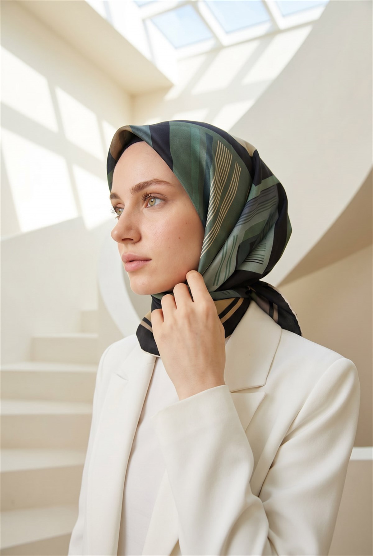 %100 Twill İpek Kare Desenli Siyah - Mint Yeşili Renkli 90x90 Eşarp Kenar Dikiş Şekli El Dikişli