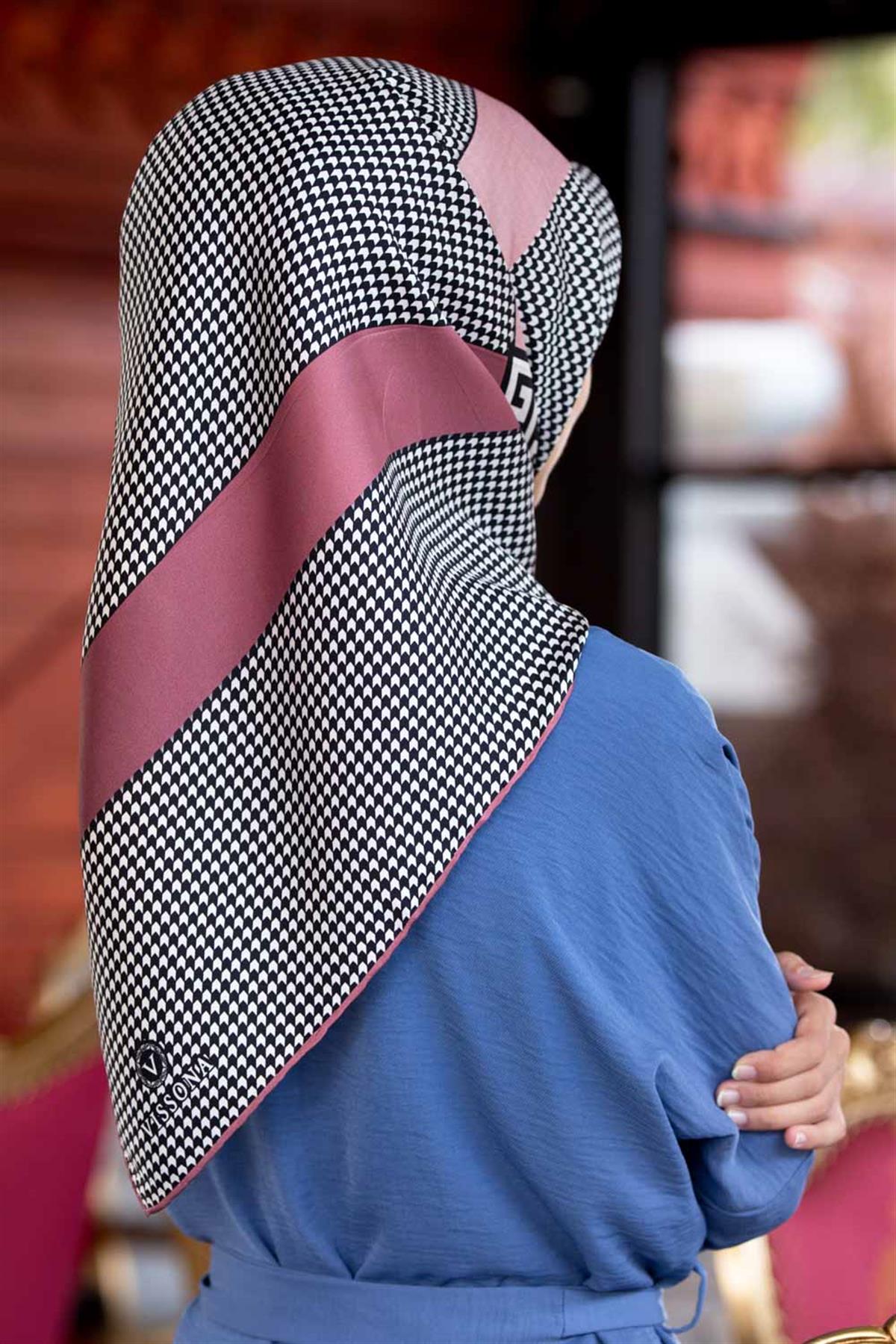 %100 Twill İpek Kazayağı Desenli Pudra - Gül Kurusu Renkli 90x90 Eşarp Dikim Şekli : El Dikişi