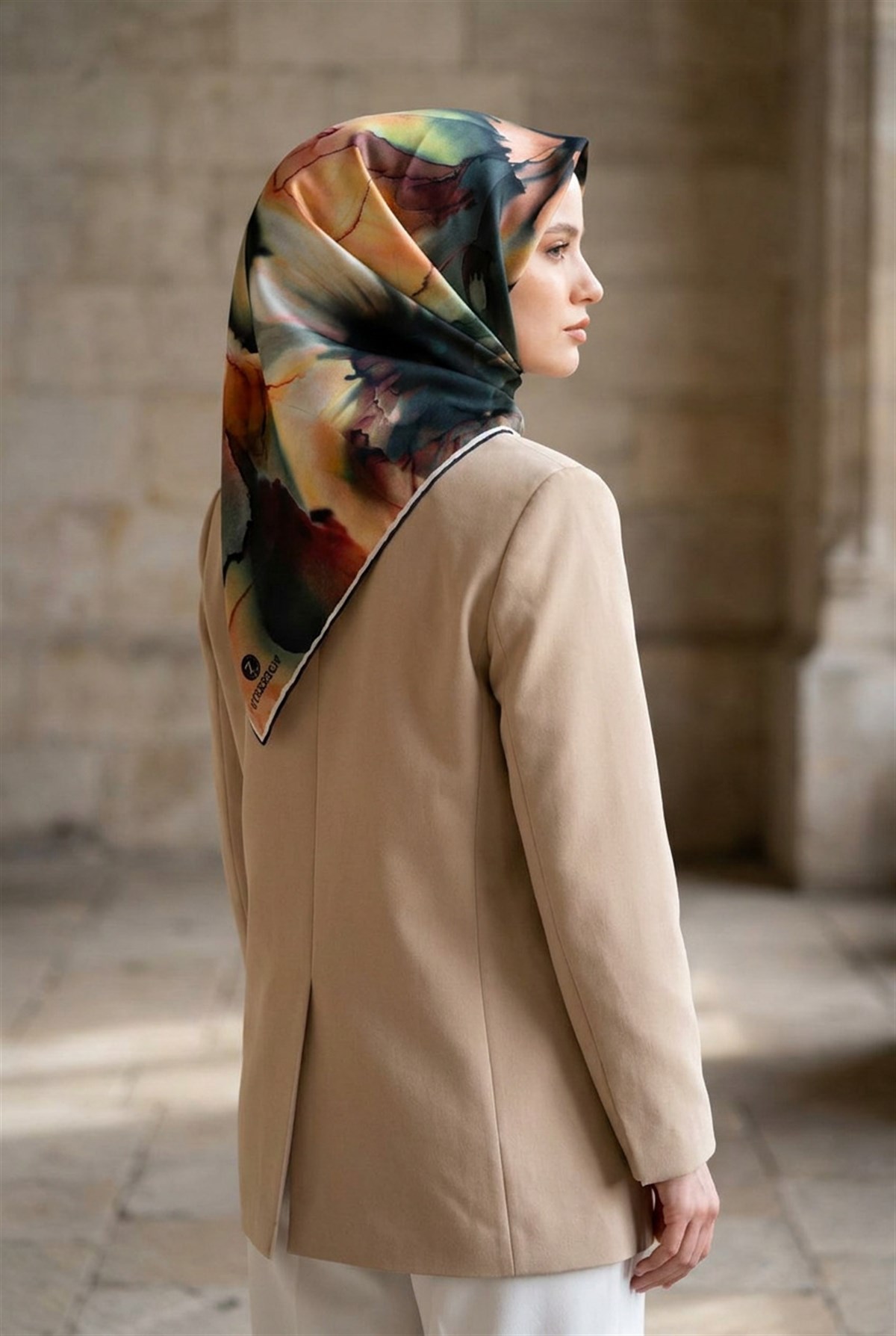 %100 Twill İpek Batik Çiçek Desenli Zümrüt Yeşili - Hardal Renkli 90x90 Eşarp Kenar Dikiş Şekli El Dikişli