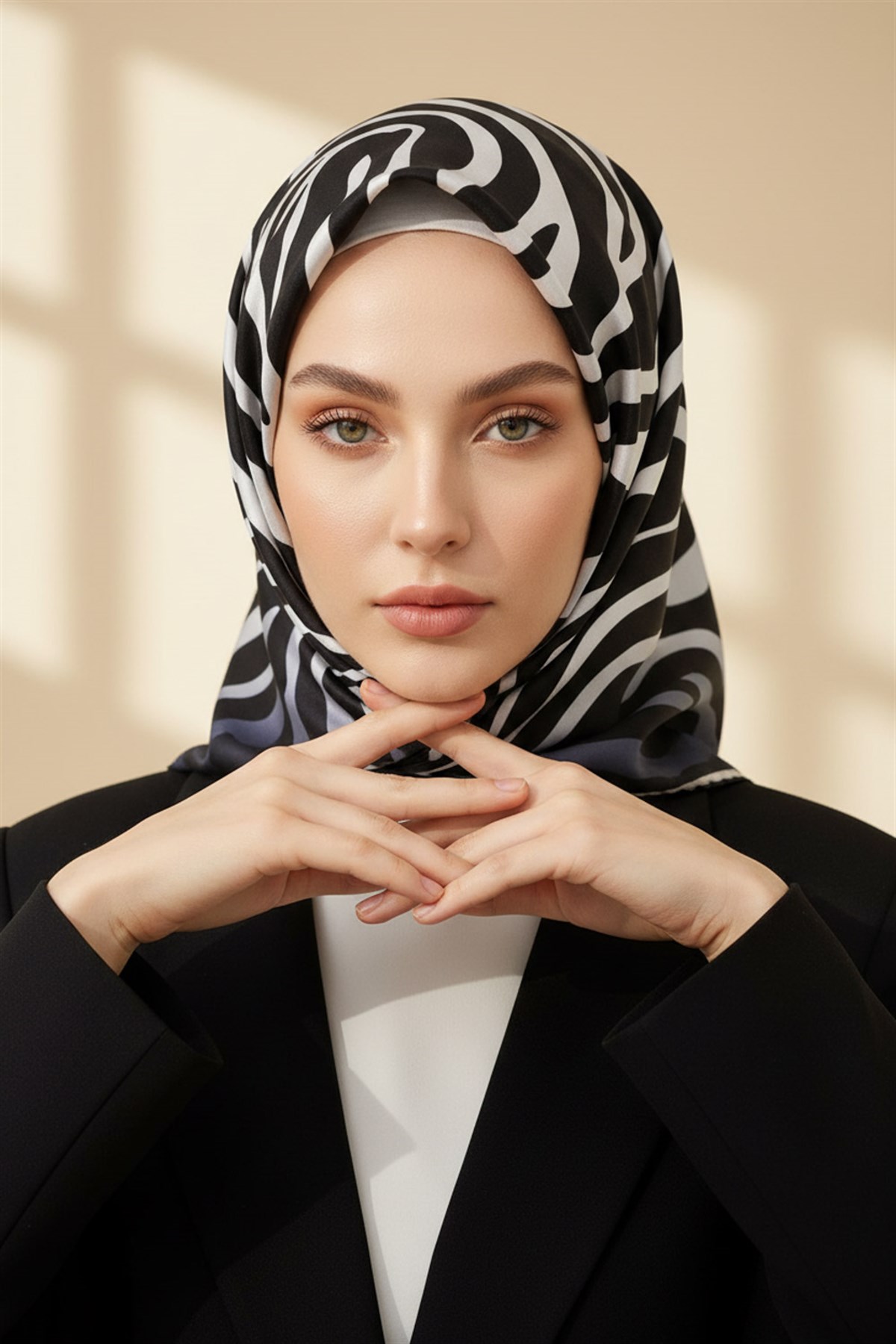 %100 Twill İpek Zebra Desenli Gümüş - Siyah Renkli 90x90 Eşarp Dikim Şekli : El Dikişi