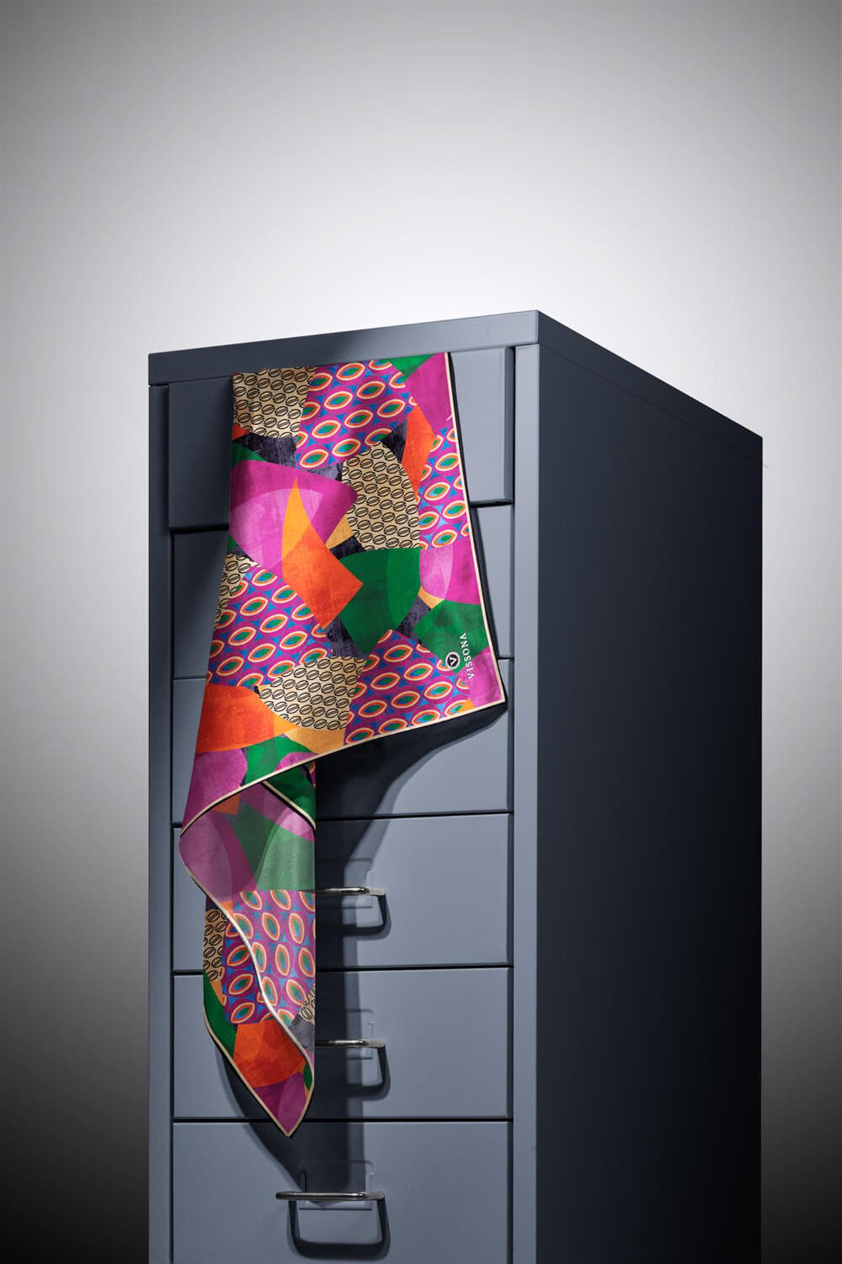 %100 Twill İpek Geometrik Desenli Fuşya - Zümrüt Yeşili Renkli 90x90 Eşarp Eşarp Kenar Dikiş Şekli El Dikişli