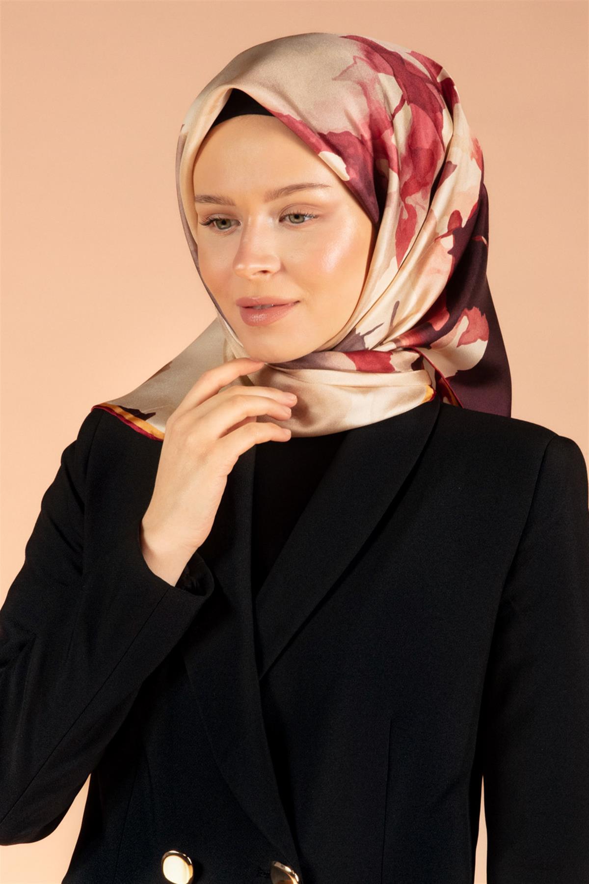 %100 Twill İpek Yaprak Desenli Bej - Bordo Renkli 90x90 Eşarp Dikim Şekli : El Dikişi