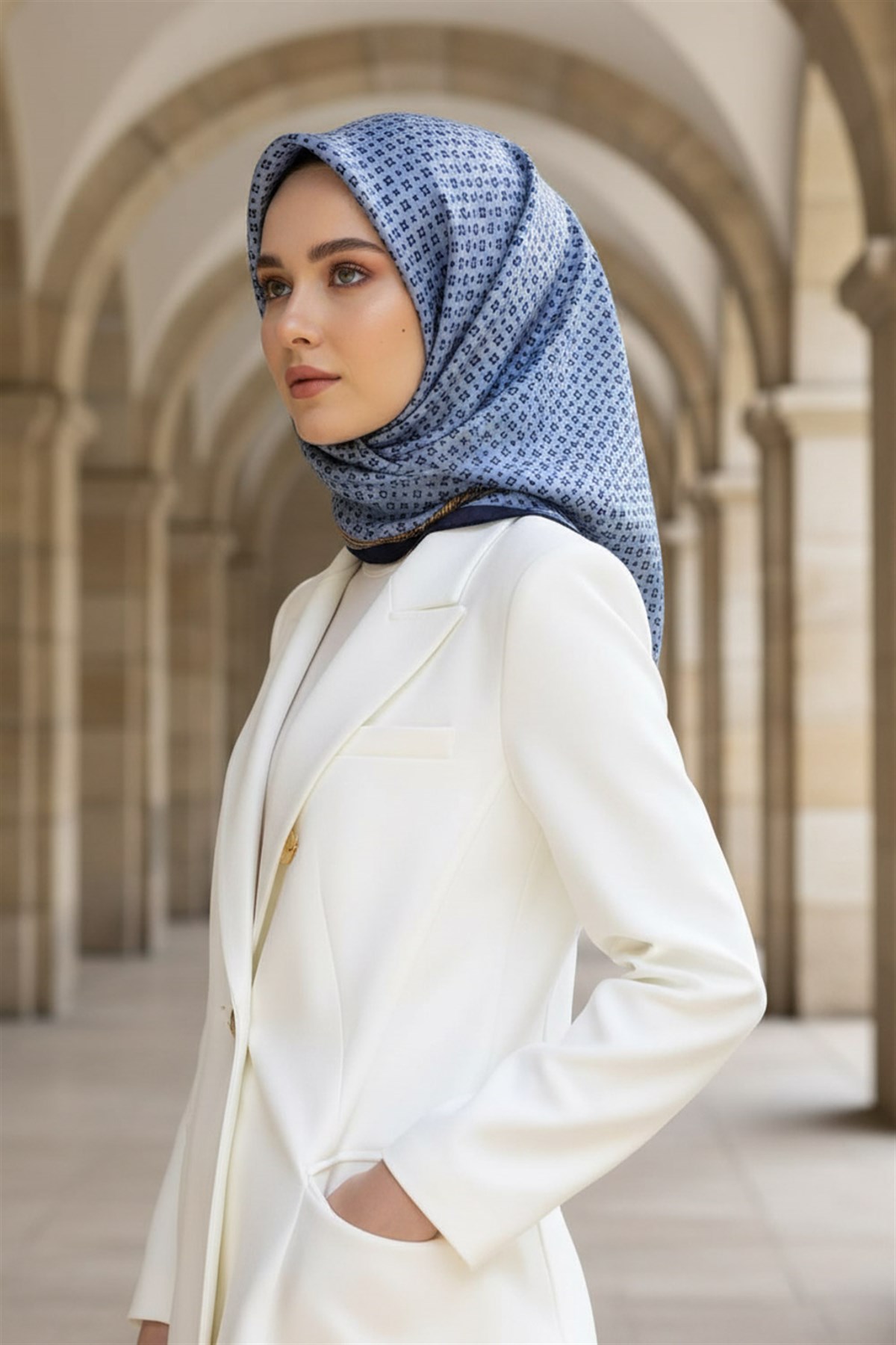 %57 İPEK %43 VİSKON Twill İpek Zincir Desenli Bebe Mavisi - Siyah Renkli 90x90 Eşarp Dikim Şekli : El Dikişi