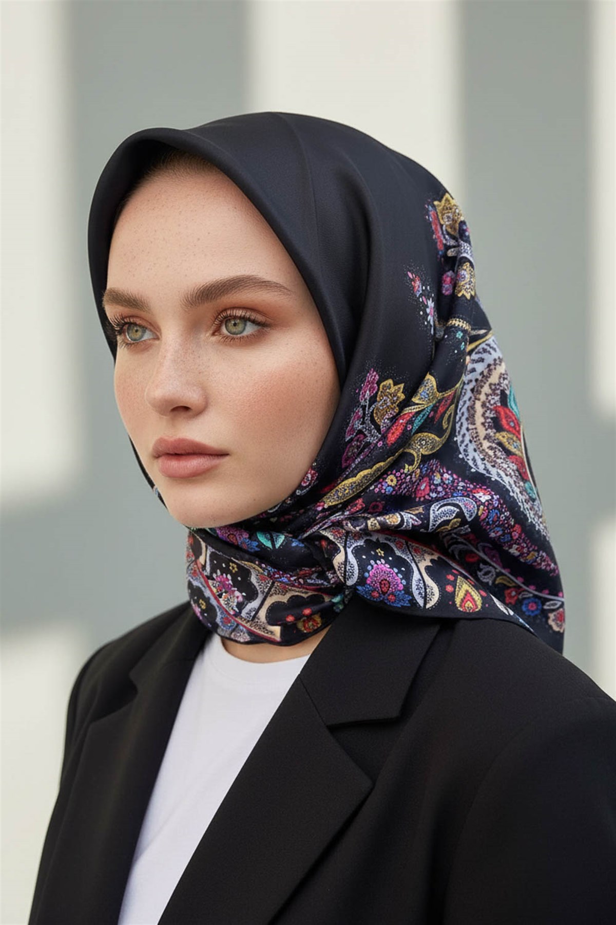 100% Twill İpek Etnik Desenli Siyah - Fuşya Renkli 90x90 Dikim Şekli : El Dikişi Eşarp