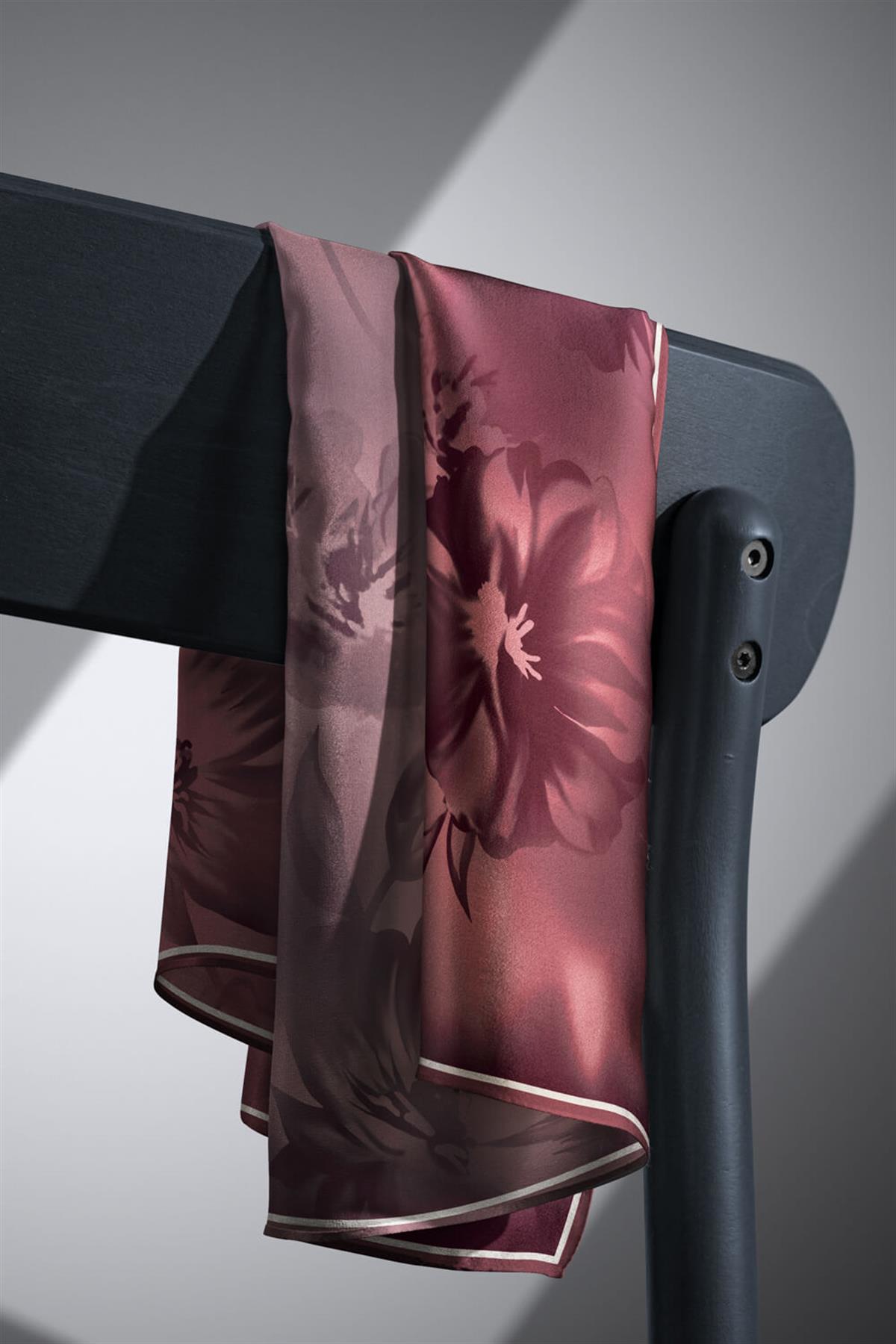 100% Twill İpek Çiçek Desenli Gül Kurusu Renkli 90x90 Dikim Şekli : El Dikişi Eşarp