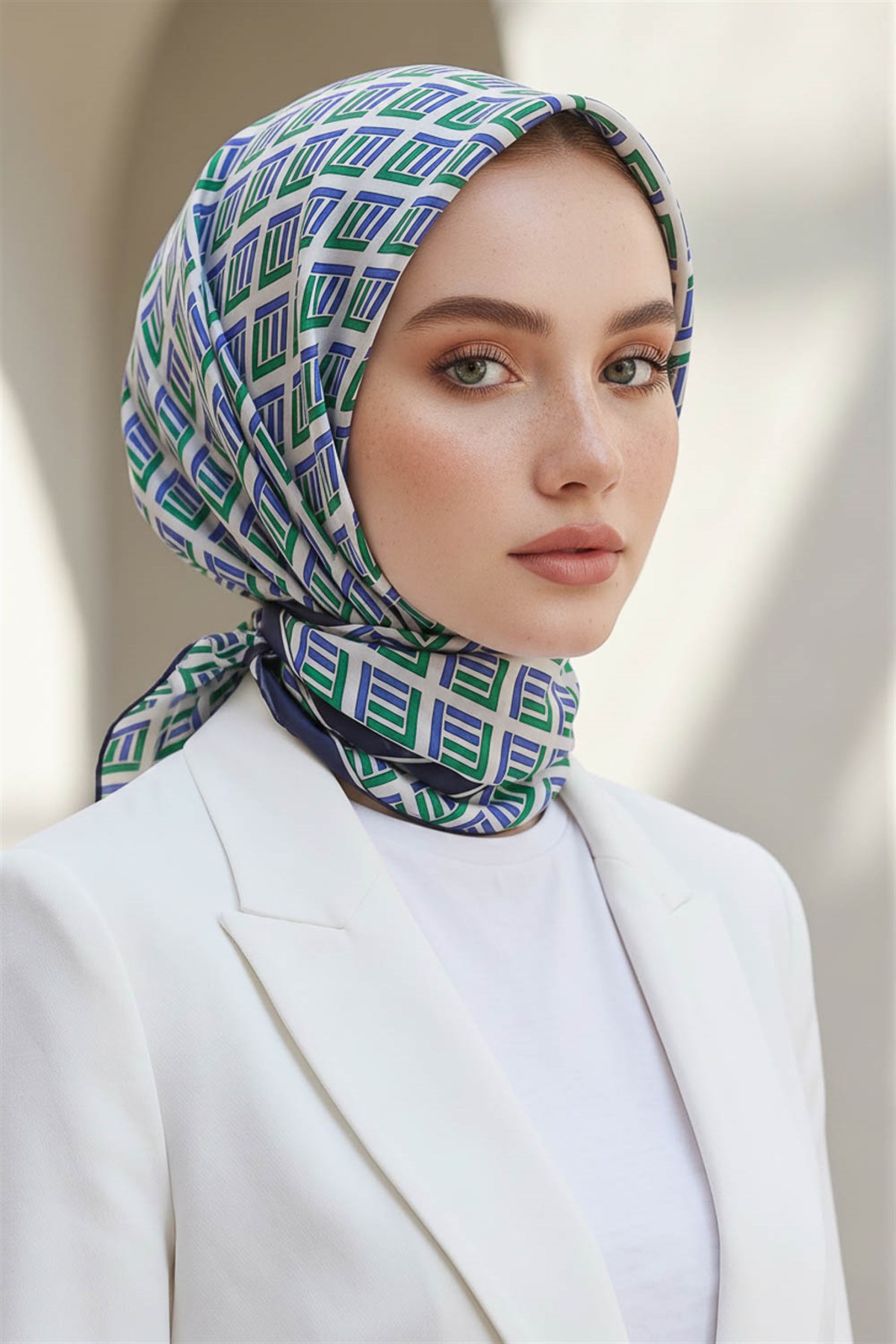 %100 Twill İpek Geometrik Desenli Saks - Zümrüt Yeşili Renkli 90x90 Eşarp Dikim Şekli : El Dikişi