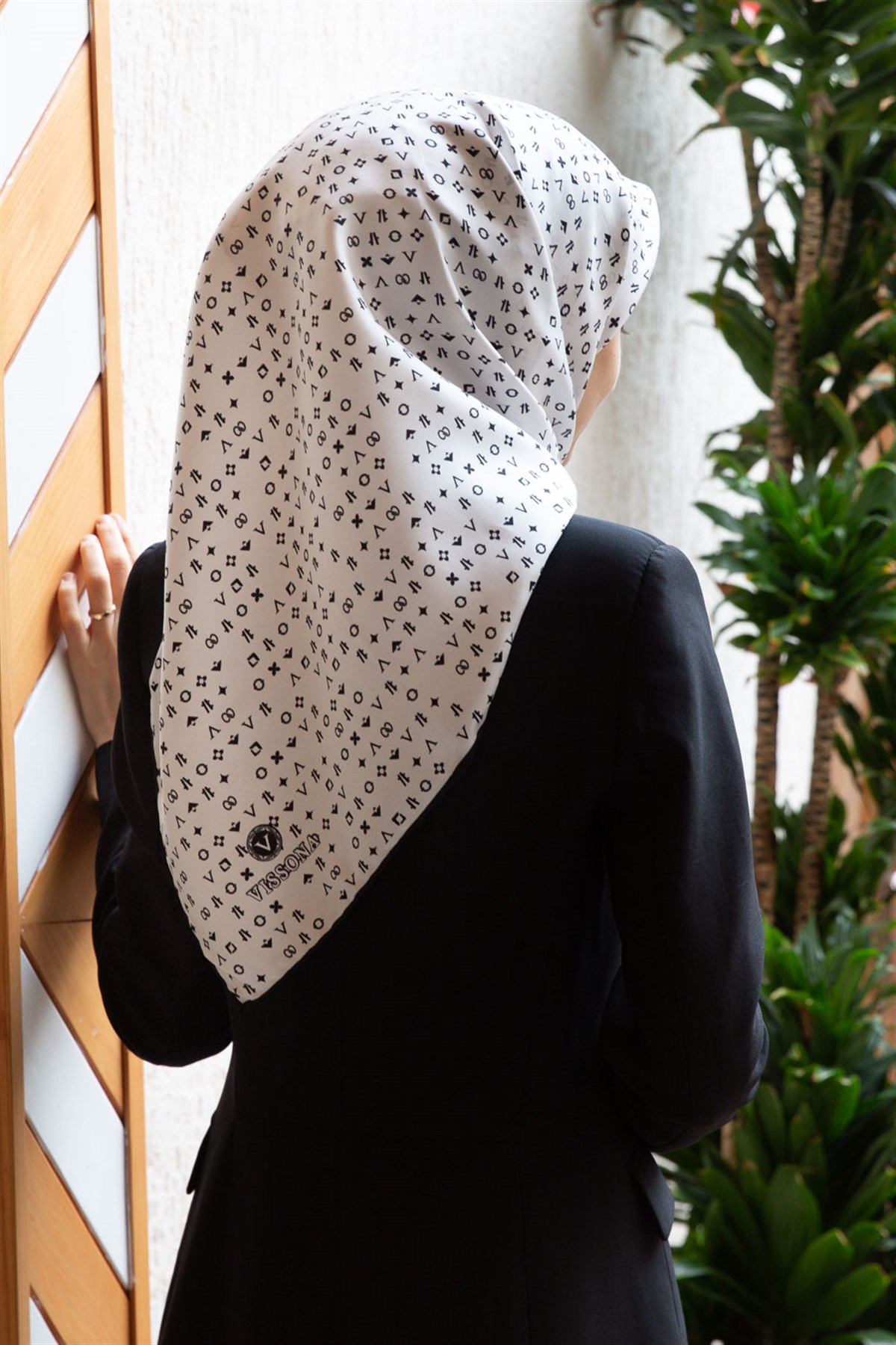 %100 Twill İpek Çıtır Motif Desenli Krem - Siyah Renkli 90x90 Eşarp Dikim Şekli : El Dikişi