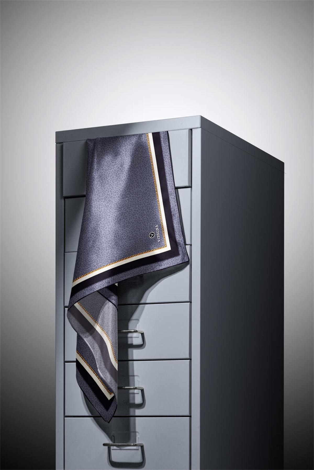 % 57 İPEK % 43 VİSKON Twill İpek Leopar Desenli Gri Renkli 90x90 Eşarp Dikim Şekli : El Dikişi