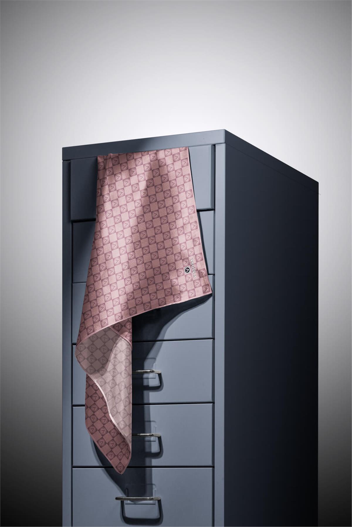 %100 Twill İpek Monogram Desenli Pudra Renkli 90x90 Eşarp Dikim Şekli : El Dikişi