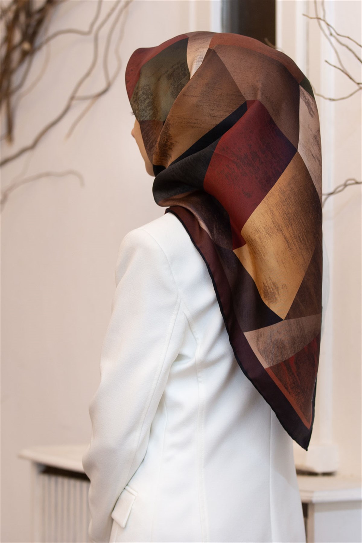 %100 Twill İpek Geometrik Desenli Bordo - Zümrüt Yeşili Renkli 90x90 Eşarp Dikim Şekli : El Dikişi